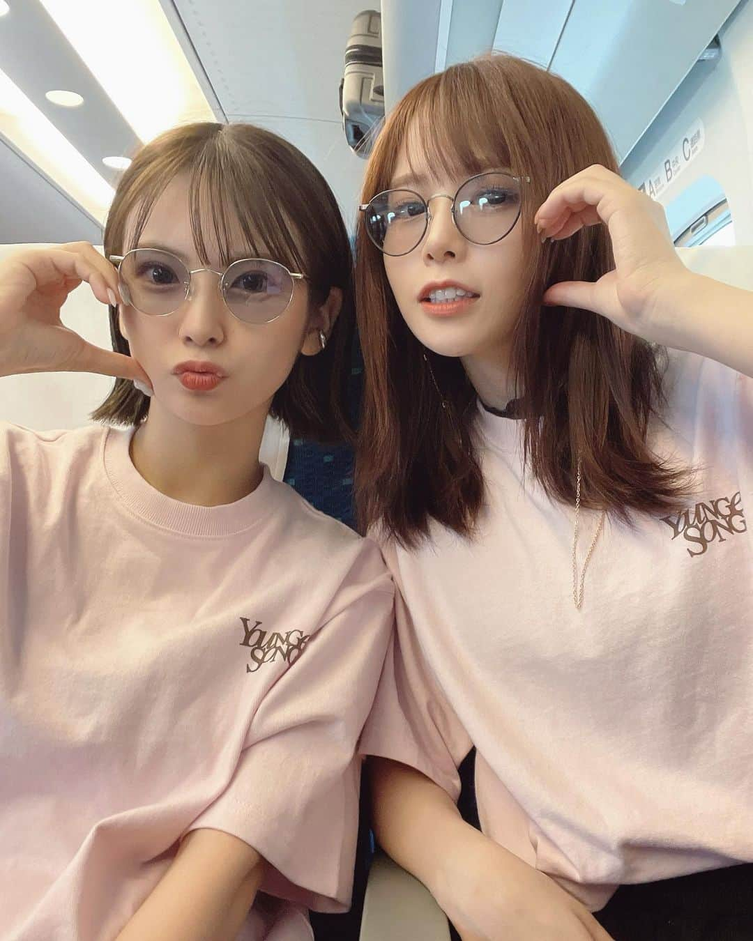 木下ひなこさんのインスタグラム写真 - (木下ひなこInstagram)「👭🩷🚄  大阪京都旅行の写真あと残り2投稿分かな🥹 楽しかった思い出を 共有させてくれてありがとう🫶💕  新幹線でも写真撮ったり お話ししたり楽しくて眠らなかった🤣 ((帰りは目瞑った瞬間 2人で爆睡だったなぁ🥹))  #シミラールック#お揃い#双子コーデ#新幹線#女子旅#大阪#京都」5月29日 21時42分 - hinako_0525