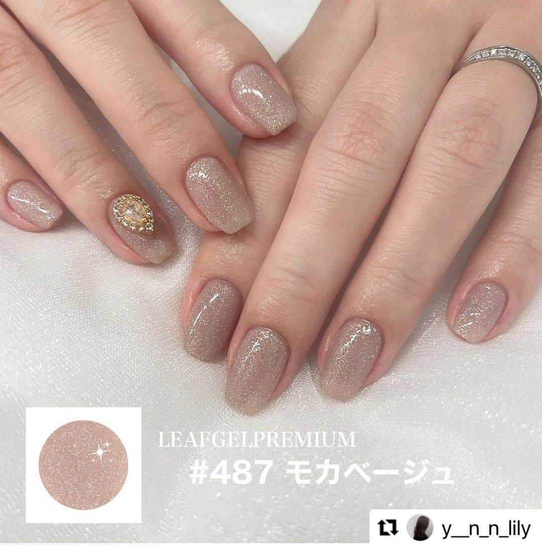 LEAFGEL PREMIUMさんのインスタグラム写真 - (LEAFGEL PREMIUMInstagram)「@y__n_n_lily 先生🤎  Classy Lamé series新色5色をご紹介いただきました🫰🏻💕  こだわりの繊細なラメが、ワンカラー、グラデーションでもシンプルになりすぎず、華やかで上品なカラーに仕上がります🫶🏻✨💓  是非お試しください🫡🩷  #Repost @y__n_n_lily with @use.repost ・・・ ┈┈┈┈┈┈┈ ❁ ❁❁┈┈┈┈┈┈┈┈  main account🧸 @y__n_n_lily   sub account💬 @llinail_yuka   ┈┈┈┈┈┈┈ ❁ ❁ ❁ ┈┈┈┈┈┈┈┈  📮新宿駅南口徒歩3〜5分  10:00〜20:00(不定休) シェアサロン内でサロンワークをしています○  歴10年以上🎖️ 日本ネイリスト協会　認定講師 JNA1級・JNEC上級　etc.. LEAFGEL PREMIUM エデュケーター  onecolor ¥6500 french ¥7500〜 design french ¥8500〜 aurora onecolor ¥7500 magnet ¥7500 design ¥9000〜12000 🥇 handcare ¥4400〜  ┈┈┈┈┈┈┈ ❁ ❁ ❁ ┈┈┈┈┈┈┈┈  #ネイル #네일 #nailstagram #프렌치네일 #夏ネイル #美甲　#เล็บเจล  #móngtay #大人かわいい #大人かわいいネイル #新宿ネイルサロン#新宿ネイル #jna認定講師#nails #frenchnails　#フレンチネイル#シンプルネイル#オフィスネイル#マグネットネイル#ちゅるんネイル#ホワイトマグネット#ハートネイル#クリアハート」5月29日 21時43分 - leafgel_premium