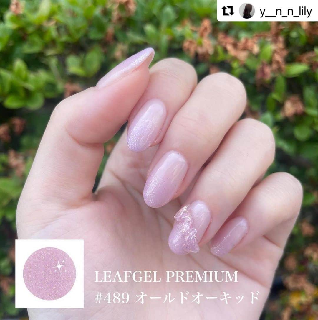 LEAFGEL PREMIUMさんのインスタグラム写真 - (LEAFGEL PREMIUMInstagram)「@y__n_n_lily 先生🤎  Classy Lamé series新色5色をご紹介いただきました🫰🏻💕  こだわりの繊細なラメが、ワンカラー、グラデーションでもシンプルになりすぎず、華やかで上品なカラーに仕上がります🫶🏻✨💓  是非お試しください🫡🩷  #Repost @y__n_n_lily with @use.repost ・・・ ┈┈┈┈┈┈┈ ❁ ❁❁┈┈┈┈┈┈┈┈  main account🧸 @y__n_n_lily   sub account💬 @llinail_yuka   ┈┈┈┈┈┈┈ ❁ ❁ ❁ ┈┈┈┈┈┈┈┈  📮新宿駅南口徒歩3〜5分  10:00〜20:00(不定休) シェアサロン内でサロンワークをしています○  歴10年以上🎖️ 日本ネイリスト協会　認定講師 JNA1級・JNEC上級　etc.. LEAFGEL PREMIUM エデュケーター  onecolor ¥6500 french ¥7500〜 design french ¥8500〜 aurora onecolor ¥7500 magnet ¥7500 design ¥9000〜12000 🥇 handcare ¥4400〜  ┈┈┈┈┈┈┈ ❁ ❁ ❁ ┈┈┈┈┈┈┈┈  #ネイル #네일 #nailstagram #프렌치네일 #夏ネイル #美甲　#เล็บเจล  #móngtay #大人かわいい #大人かわいいネイル #新宿ネイルサロン#新宿ネイル #jna認定講師#nails #frenchnails　#フレンチネイル#シンプルネイル#オフィスネイル#マグネットネイル#ちゅるんネイル#ホワイトマグネット#ハートネイル#クリアハート」5月29日 21時43分 - leafgel_premium