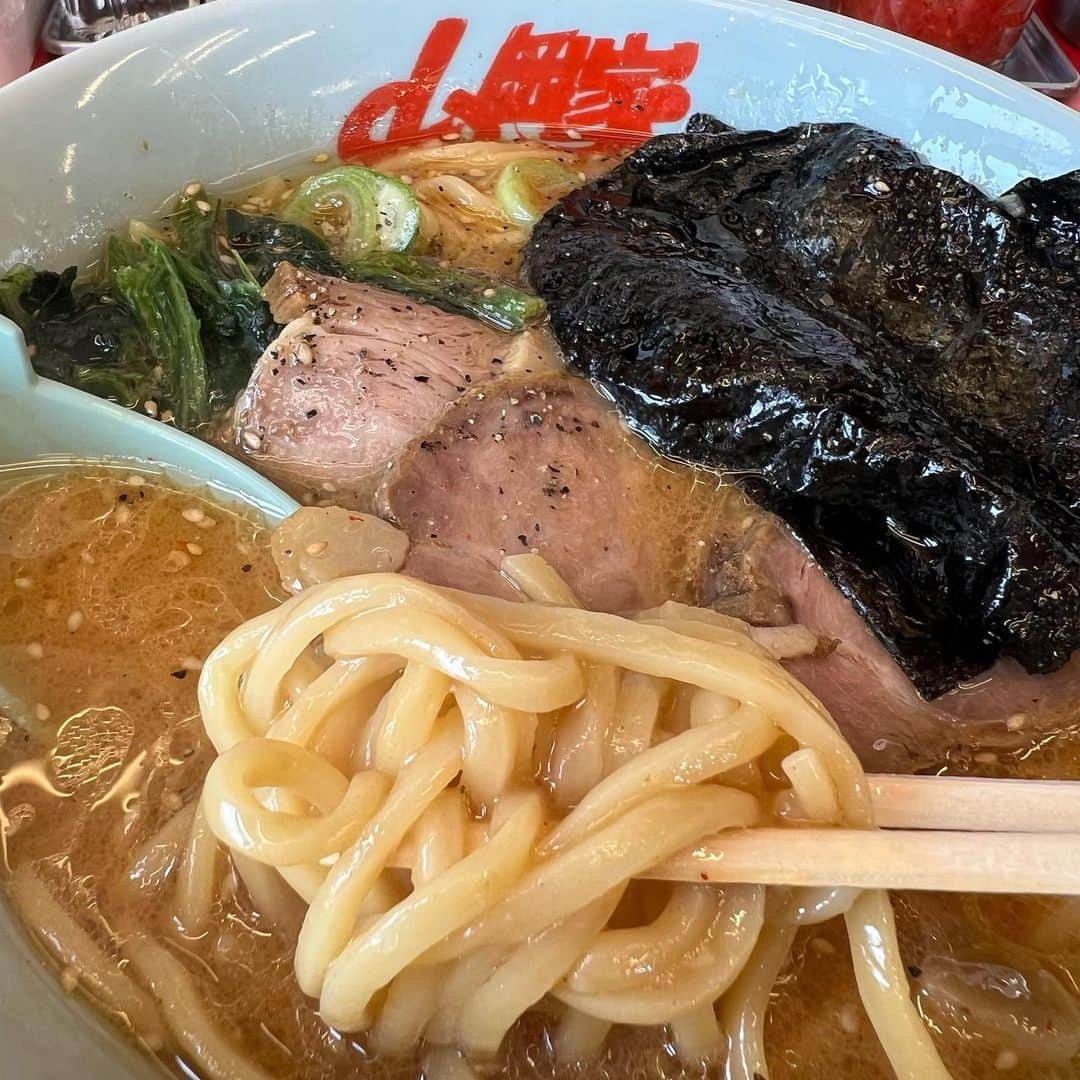 JULIANさんのインスタグラム写真 - (JULIANInstagram)「初めての山岡家🍜  何頼んでいいかわからんから・・  とりあえず肉多いの頼んでまう😋  『特製味噌チャーシュー麺』  で脂量多め味濃いめで攻める🤙✨  #山岡家  #山岡家ラーメン  #味噌ラーメン #味噌らーめん  #チャーシュー麺 #チャーシュー  #ラーメン屋 #肉食男子  #関西グルメ #関西ラーメン #ラーメン男子 #ramen #拉麺 #라면 #ラーメン　#らーめん　#麺好き  #麺　#麺スタグラム #麺活 #麺スタグラマー  #ラーメン部 #ラーメン倶楽部 #ラーメン好きな人と繋がりたい  #ラーメンインスタグラマー  #麺テロ #ラーメン巡り #食べ歩き #食べるの好きな人と繋がりたい  #グルメ好きな人と繋がりたい」5月29日 21時44分 - julian_official_jp