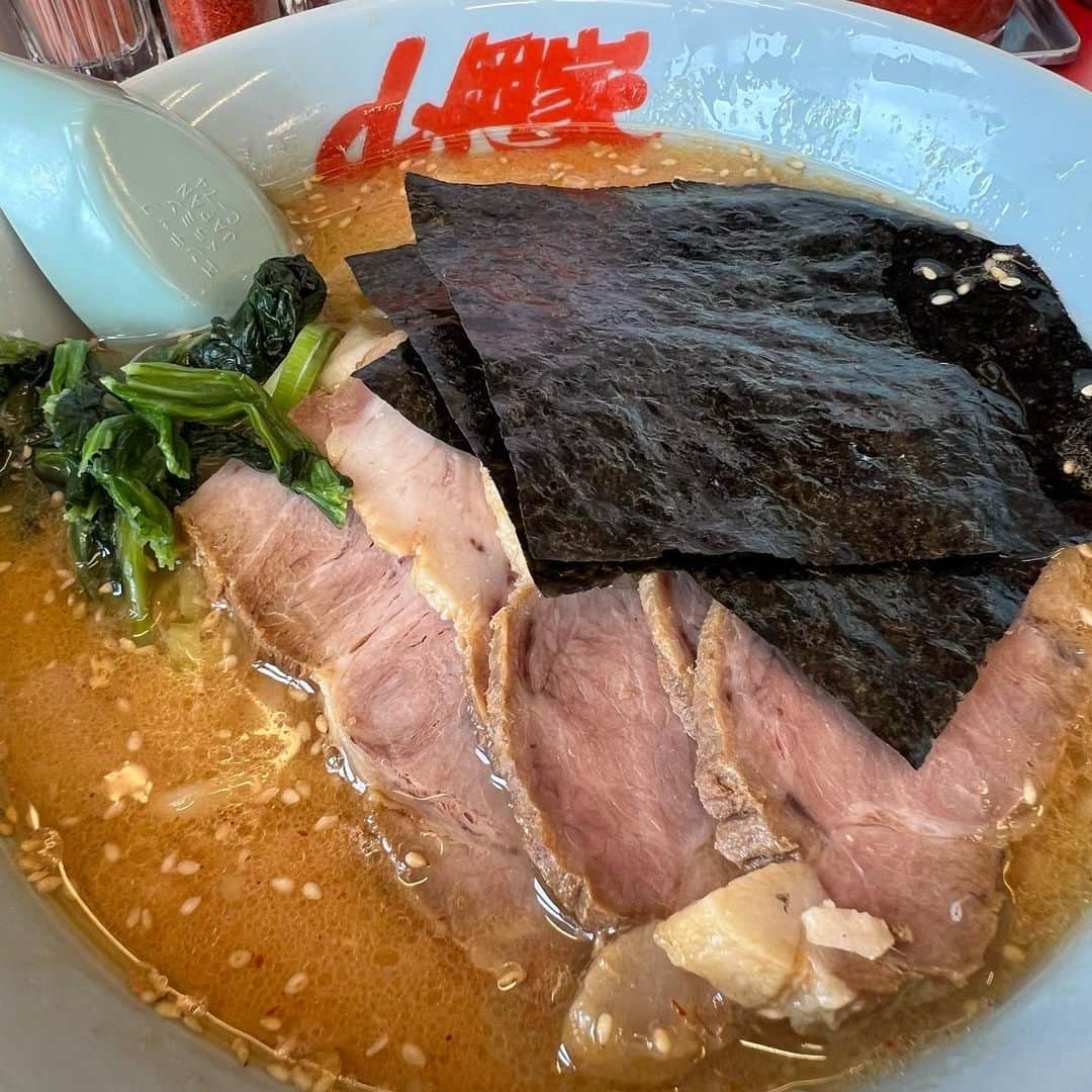 JULIANさんのインスタグラム写真 - (JULIANInstagram)「初めての山岡家🍜  何頼んでいいかわからんから・・  とりあえず肉多いの頼んでまう😋  『特製味噌チャーシュー麺』  で脂量多め味濃いめで攻める🤙✨  #山岡家  #山岡家ラーメン  #味噌ラーメン #味噌らーめん  #チャーシュー麺 #チャーシュー  #ラーメン屋 #肉食男子  #関西グルメ #関西ラーメン #ラーメン男子 #ramen #拉麺 #라면 #ラーメン　#らーめん　#麺好き  #麺　#麺スタグラム #麺活 #麺スタグラマー  #ラーメン部 #ラーメン倶楽部 #ラーメン好きな人と繋がりたい  #ラーメンインスタグラマー  #麺テロ #ラーメン巡り #食べ歩き #食べるの好きな人と繋がりたい  #グルメ好きな人と繋がりたい」5月29日 21時44分 - julian_official_jp