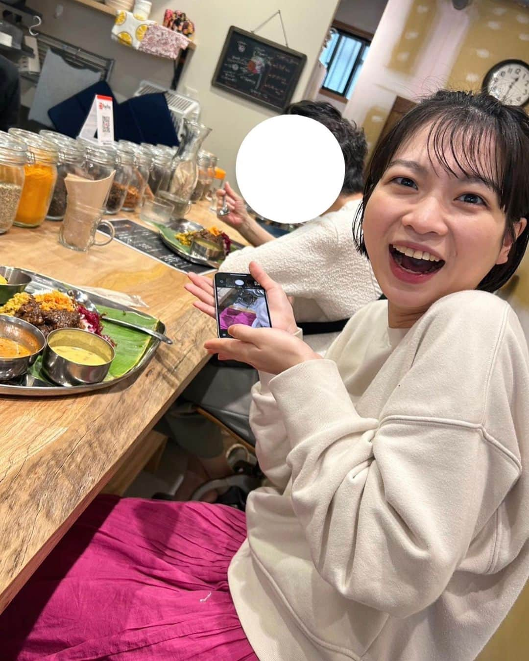 平井珠生のインスタグラム：「ずーっと行きたかったスリランカカレー屋さん、げつようびに！行ってきた〜！🍛  めちゃうまでした…！ご飯に乗ってる小魚の炒め煮（ハールマッソーウェンジャナというらしい）の美味しさ、忘れらない…🐟  やっと食べられる喜びと、美味しそうすぎビジュアルへの驚きが入り混じった顔。  通ってしまいそうです🇱🇰  #げつようび」