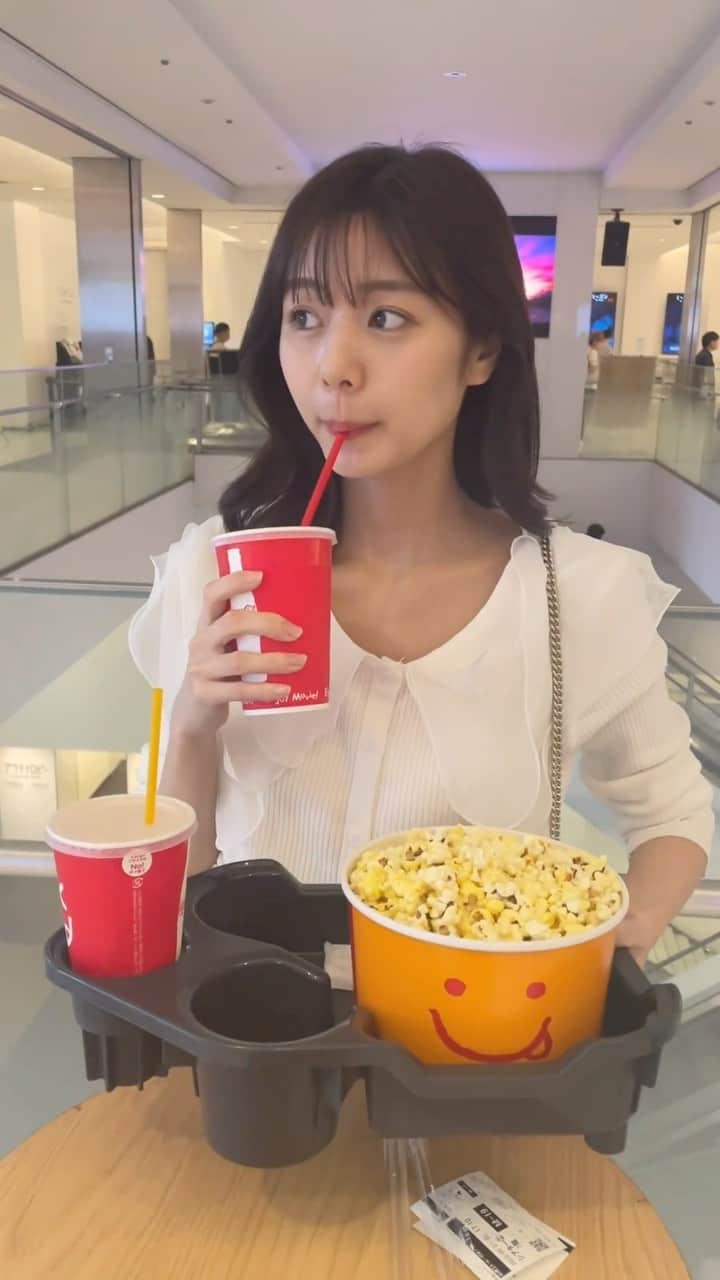 杉浦みずきのインスタグラム：「マリオとコナン観た！！コナンは黒の組織の重要回予習しまくってから行った😂😂　#誰かさんと画角被り過ぎててごめん笑」