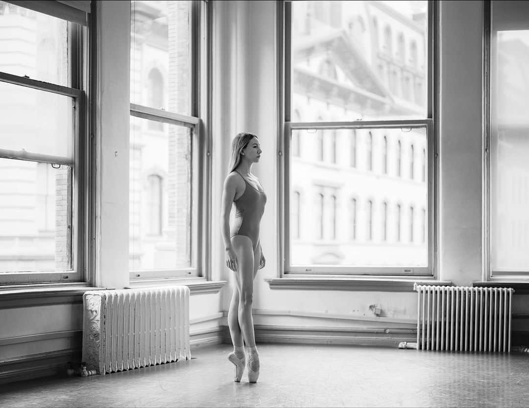 ballerina projectのインスタグラム：「𝐈𝐬𝐚𝐛𝐞𝐥𝐥𝐚 𝐁𝐨𝐲𝐥𝐬𝐭𝐨𝐧.   @isabellaboylston #isabellaboylston #ballerinaproject #ballerina #ballet #dance #balletstudio #890broadway #newyorkcity @ballerinaproject_   Ballerina Project 𝗹𝗮𝗿𝗴𝗲 𝗳𝗼𝗿𝗺𝗮𝘁 𝗹𝗶𝗺𝗶𝘁𝗲𝗱 𝗲𝗱𝘁𝗶𝗼𝗻 𝗽𝗿𝗶𝗻𝘁𝘀 and 𝗜𝗻𝘀𝘁𝗮𝘅 𝗰𝗼𝗹𝗹𝗲𝗰𝘁𝗶𝗼𝗻𝘀 on sale in our Etsy store. Link is located in our bio.  𝙎𝙪𝙗𝙨𝙘𝙧𝙞𝙗𝙚 to the 𝐁𝐚𝐥𝐥𝐞𝐫𝐢𝐧𝐚 𝐏𝐫𝐨𝐣𝐞𝐜𝐭 on Instagram to have access to exclusive and never seen before content. 🩰」