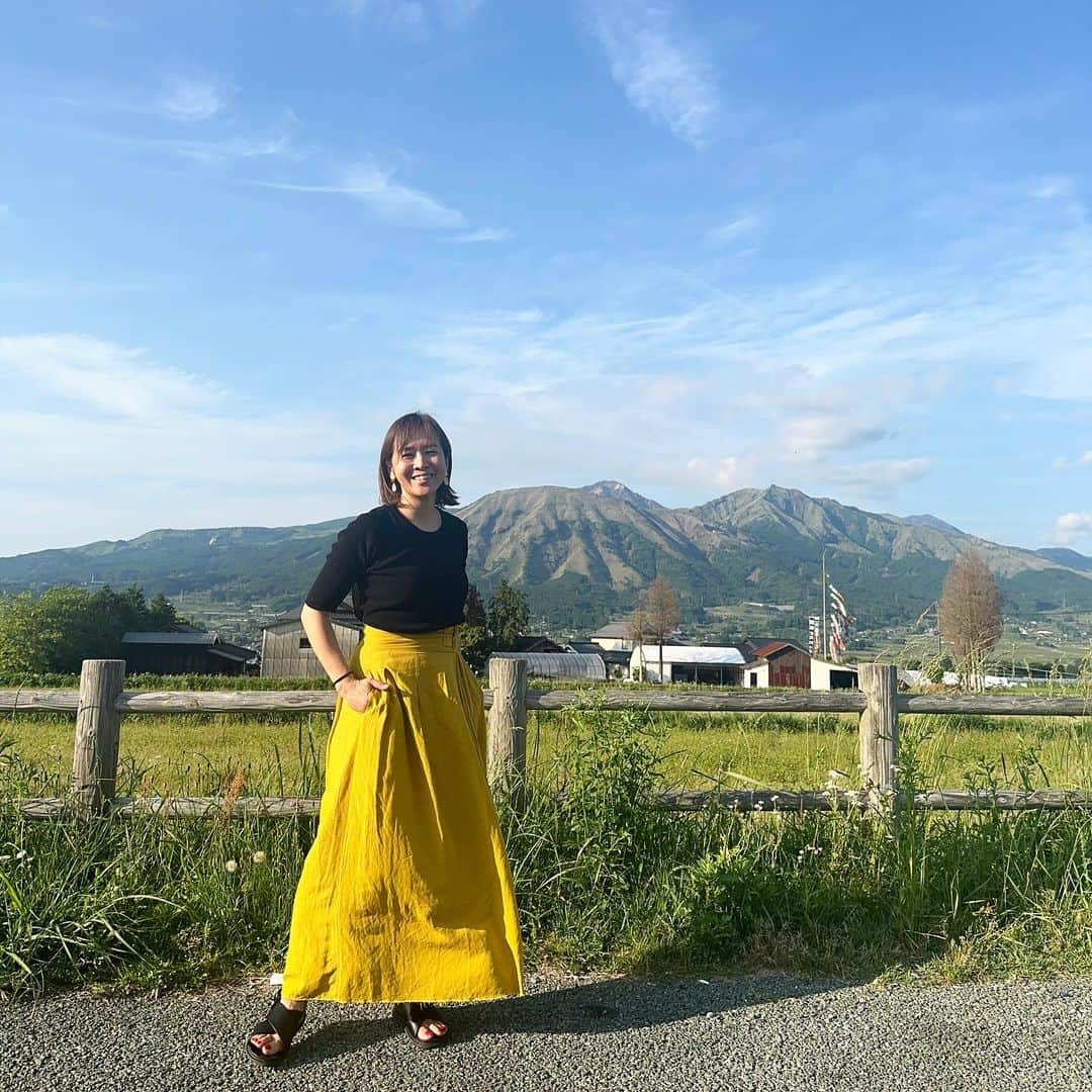 福吉 彩子さんのインスタグラム写真 - (福吉 彩子Instagram)「働くかあさんの旅行コーデ ドライブ旅行にふさわしい、とにかく足捌きがよいボトムスは、ウエストのすっきり見えもお気に入り🤍 bottoms #liesse  ☆☆☆☆  普段お米を注文している　@tsunagaru.kitchen のイベント、生産地でのお田植え祭りに参加しに熊本へ。 天気に恵まれ、最高のコンディションで田植えを初体験しました。自分たちが口にするものが、どこで誰によってどうやってつくられているのかを感じることにパワーをたくさんいただきました🌾🌾 ママチャリで日本一周中の　@n.yutaro_asobi とも再会できてパワー💪送りあったり、いろんなご縁でつながる仲間たちがいたり、 @maiko.nakahara の愛がたっくさんつまった旅に参加できてほんとによかった！！ありがとう〜〜 足を伸ばして、阿蘇経由黒川温泉も堪能して、熊本の素晴らしいは自然の風景とお湯と名産の食をめいっぱい満喫🐻 しかし、温泉旅館に1人で予約をとるのって案外できないのね。 行きたいお宿は基本的にネットでは1名で予約できず、電話してお願いしたらようやく、というところばかりでした〜なんでじゃろ？  #ワーママ #ワーママコーデ #働くかあさん  #プチプラコーデ  #アラフォーファッション  #九州旅行　#熊本旅行」5月29日 21時46分 - fuku44aya