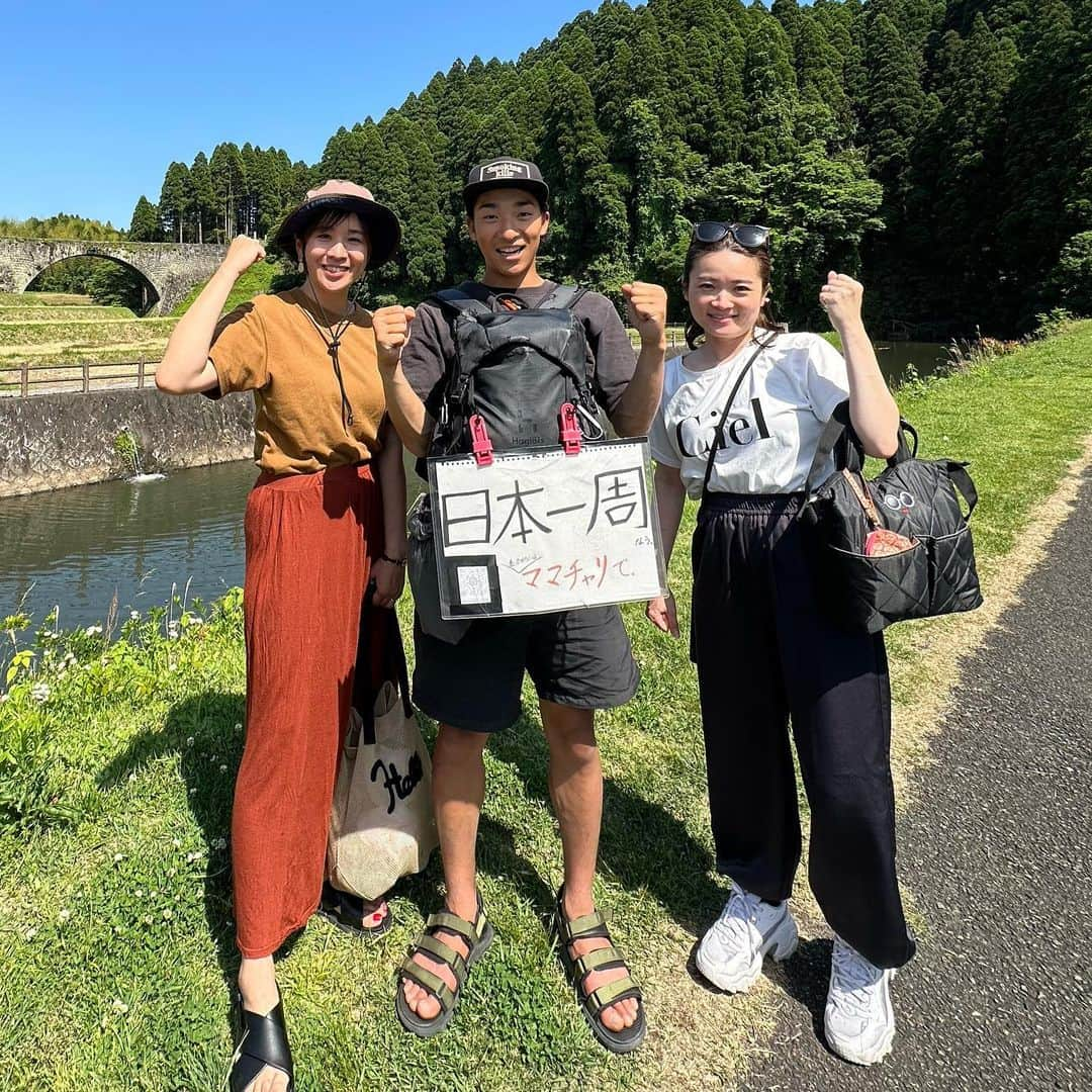 福吉 彩子さんのインスタグラム写真 - (福吉 彩子Instagram)「働くかあさんの旅行コーデ ドライブ旅行にふさわしい、とにかく足捌きがよいボトムスは、ウエストのすっきり見えもお気に入り🤍 bottoms #liesse  ☆☆☆☆  普段お米を注文している　@tsunagaru.kitchen のイベント、生産地でのお田植え祭りに参加しに熊本へ。 天気に恵まれ、最高のコンディションで田植えを初体験しました。自分たちが口にするものが、どこで誰によってどうやってつくられているのかを感じることにパワーをたくさんいただきました🌾🌾 ママチャリで日本一周中の　@n.yutaro_asobi とも再会できてパワー💪送りあったり、いろんなご縁でつながる仲間たちがいたり、 @maiko.nakahara の愛がたっくさんつまった旅に参加できてほんとによかった！！ありがとう〜〜 足を伸ばして、阿蘇経由黒川温泉も堪能して、熊本の素晴らしいは自然の風景とお湯と名産の食をめいっぱい満喫🐻 しかし、温泉旅館に1人で予約をとるのって案外できないのね。 行きたいお宿は基本的にネットでは1名で予約できず、電話してお願いしたらようやく、というところばかりでした〜なんでじゃろ？  #ワーママ #ワーママコーデ #働くかあさん  #プチプラコーデ  #アラフォーファッション  #九州旅行　#熊本旅行」5月29日 21時46分 - fuku44aya