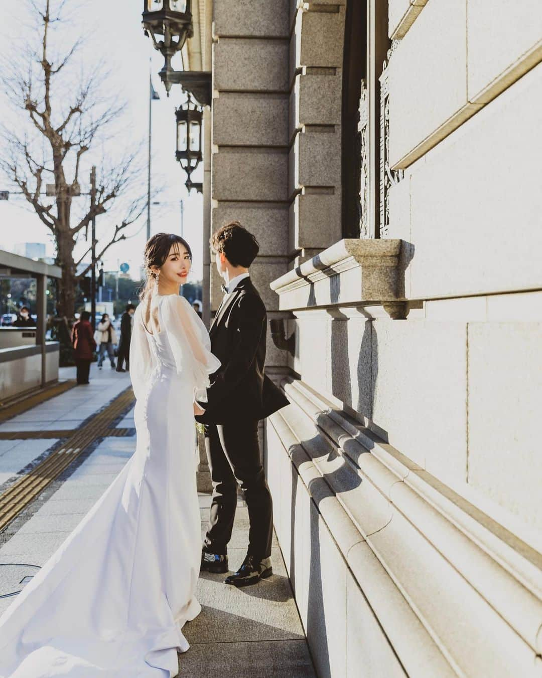 ひこ乃さんのインスタグラム写真 - (ひこ乃Instagram)「🤍 ⠀ 結婚式まで何が忙しかったかって、私の場合一位は美容🤣 やれることは全てやり切りたくてとにかく仕事の合間に 何かしらの美容をしに行ってました笑🐈  一番やって良かったのは、圧倒的に糸リフト😚✌️  @tokyo_cinderella_official が上手いって聞いて、 初めてここで糸リフト受けたんだけど仕上がりが 本当に最高だった！！  糸リフトって基本的には顔の下あたりからこめかみ辺りに 引っ張っていくデザインのところが多いけど、結婚式 当日は360度どの角度から撮られてもおかしくない& ノーマルカメラや一眼レフで撮られるwので、 完璧にたるみ引き上げたくて口横のたるみとかも なくしたいって相談したら担当の小出先生 @dr_koide の デザイン力が素晴らしすぎて理想のフェイスラインに 仕上げてくれて、これは一生通うと思ったくらい！ 上手かった！！！！  結婚式前のメンテナンスにはもちろん、何しても 顔のたるみがなくならない〜って悩んでる方に 糸リフトは是非お勧めしたい施術の一つ💋  #糸リフト#東京シンデレラクリニック#丸の内前撮り#花嫁美容」5月29日 12時48分 - hikono0909