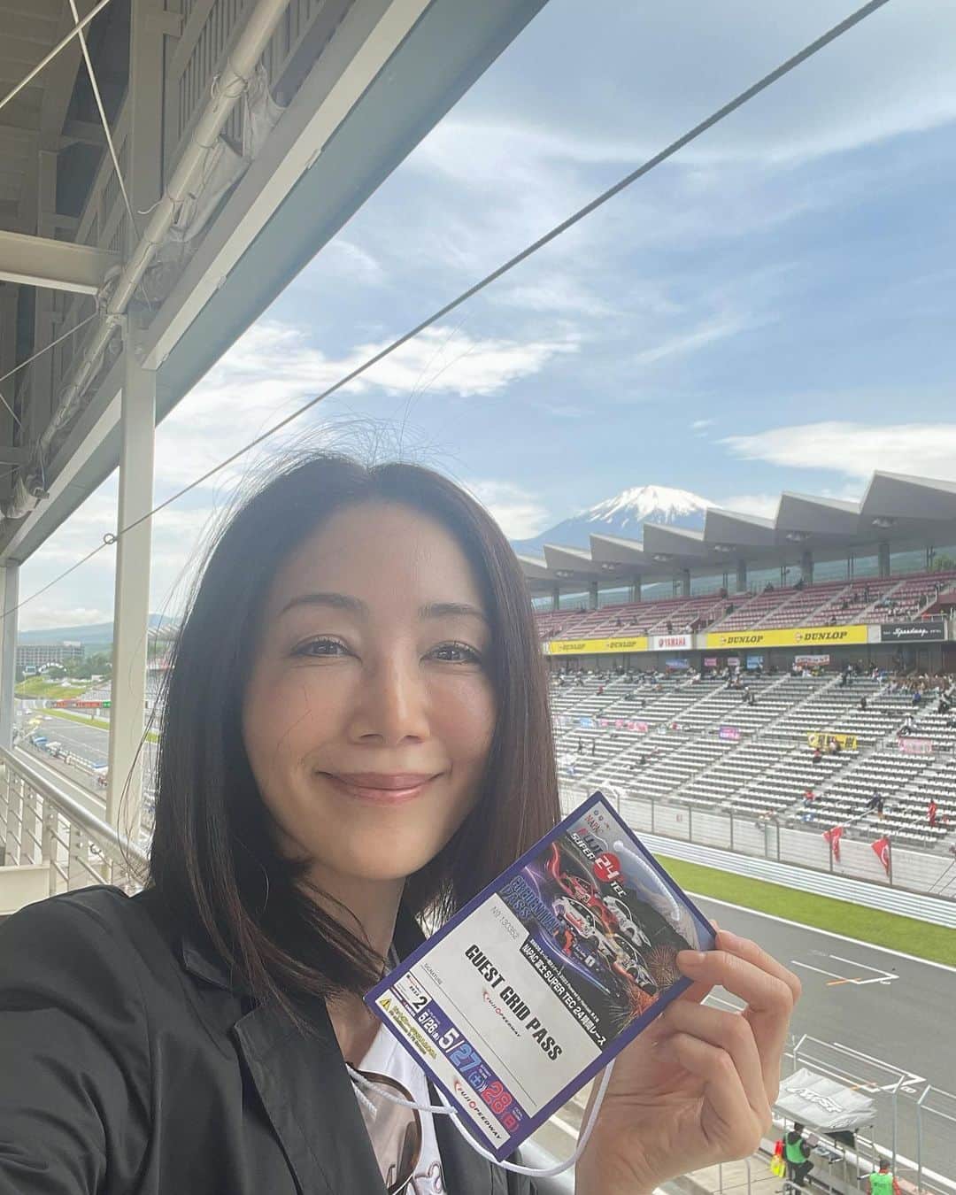 坂村かおるのインスタグラム：「お友達のからの招待を受けて、初めての富士スピードウェイへ🚙 ・  多種多様なクルマが順位を争う、国内唯一の24時間耐久レース！ ・ コースの外では多くの人がレーシングカーを眺めながらのキャンプやBBQといったアウトドア体験を楽しんでいました！ ・  昼は展開される様々なブースでイベントを楽しみ、夜にはコースを駆けるマシンの上空に花火が打ち上げられるそうで、まるで“お祭り”のような気分になりますが、コースの中では迫力満点の順位争いが繰り広げられています💦 ・ 色々な方々とのお喋りが出来たり、ピットを覗かせて貰ったり、全てが初体験でワクワクしました！ ・ 楽しかった💕 ・ ・  いつも「いいね！」を頂きありがとうございます！ 皆さんのコメントに元気を貰っています😊  #クィーンオブ美魔女 #team美魔女 #美ST #坂村かおる #トータルビューティーアドバイザー #美しく老いる #バランス #美容 #コスメ #ファッション #今日のコーデ #トータルバランス #お洒落な人と繋がりたい #コスメ好きな人と繋がりたい #美意識高い人と繋がりたい #美魔女 #美魔女が変わる #アップデートしてる人と繋がりたい #自分らしくアップデート #富士スピードウェイ  #24時間耐久レース2023」