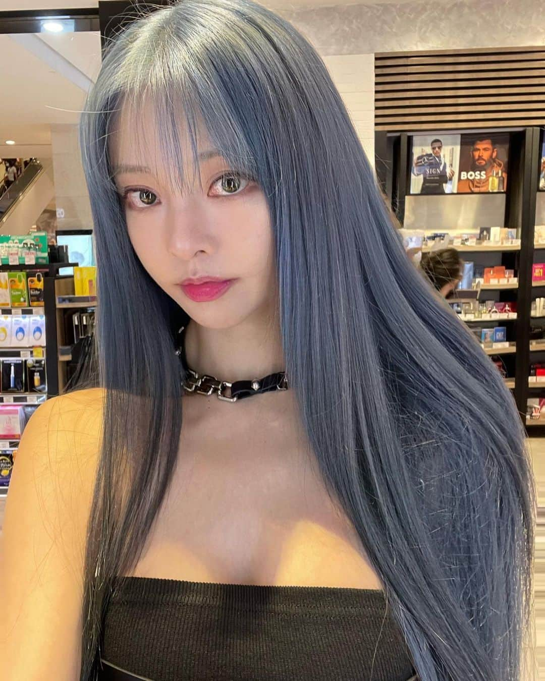 李元玲さんのインスタグラム写真 - (李元玲Instagram)「喜歡哪一張？New hair color ‘Azure Grey’ 海藍灰  Hairstylist : @jtc_____  Sponsor : @mikogalere」5月29日 12時51分 - cathrynli