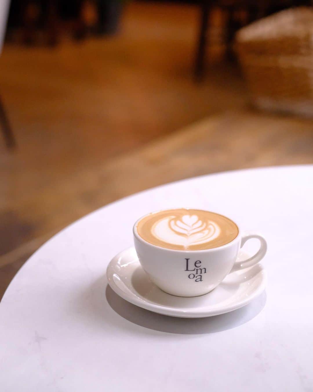 poroco（ポロコ）さんのインスタグラム写真 - (poroco（ポロコ）Instagram)「✨札幌カフェWEB連載✨  札幌のカフェ好きライター @wakacotocoto が 訪れたカフェについて語るこの連載。  第54回目は、「Le moa」さん @cafe__lemoa   円山の老舗フラワーショップに併設されいて、お花を眺めながらカフェの時間を過ごしたり、帰りにお買い物もできる素敵なお店☺️✨  学生時代の友人同士だという、店主のお二人の"好き"がぎゅっと詰まった空間で、ランチにもいいクロッフルやスイーツを味わえます❣️  中でも、シーズナルのスイーツやドリンクは、それを求めて通うゲストも♪  WEB記事はハイライトでもリンクしています😊✨  #poroco #ポロコ #札幌カフェ #札幌パフェ #カフェ好き #カフェ #cafe #sapporocafe #スイーツ #instafood #sapporo #札幌」5月29日 12時56分 - poroco_magazine