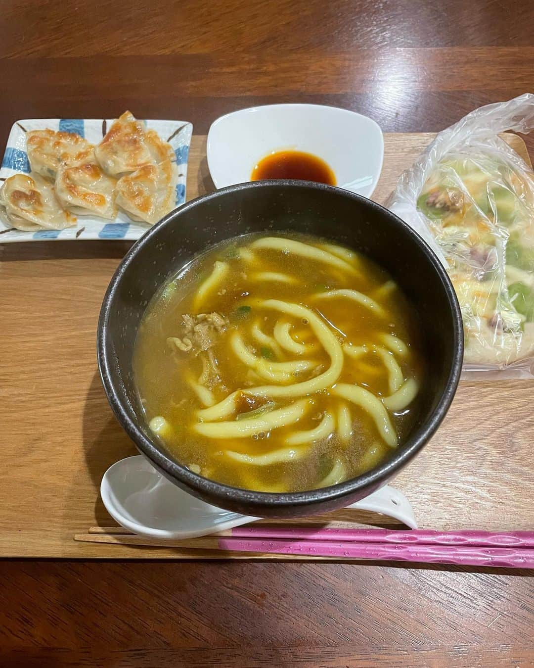 飯島直子さんのインスタグラム写真 - (飯島直子Instagram)「こんにちは^ - ^♪  今朝は雨です もうすぐ梅雨入りですが キモチまで梅雨入りしないよう 気をつけたいですね^ - ^  100年ぶりの風邪話 みんな心配かけてごめんねと ありがとう(*´ー｀*)   みんなの5斤のパンのつっこみ に大笑いしました 姉のこと言えませんね^ ^  大笑いして元気もりもりだす  27.28日のへんじすこしです＾＾ 誕生日おめでとう🎈♪  51才おめでとうでした！ 喉、頭痛…病院行ってきてね＾＾  マナ〜♪  mieko♪  茨城の舟納豆！食べたよ^ - ^ 美味しいね♪  母娘合わせ75才おめでとう♪  愛犬と旅行！あります 近場です＾＾  送信！きてますよ！ありがとう  キックボクシングアマチュア47才勝利おめでとう！  お酒ものみますよ^ - ^  12才のうさぎ♪愛おしいね＾＾  うっかり首の日焼け！ 冷やして保湿たくさんする^ - ^  マロ８キロ♪ ぽっちゃり♪健康なら良い♪  めまい〜吹っ飛べ〜〜  人と比べて落ち込むことある？ むかしはいっぱいありました^ - ^ 今は嫉妬やヤキモチは憧れに 変えてます^_^  今朝は豪華です  カレーうどん(網浜産)  餃子(網浜産)  パン(網浜産)  すっかり元気ですが よりパワーアップしました  感謝ですね(*´-`)  今日は雨の月曜日でたいして気分も上がりませんが  平常心でいきたいとおもいます みんなも一緒に╰(*´︶`*)╯♡」5月29日 13時02分 - naoko_iijima_705_official