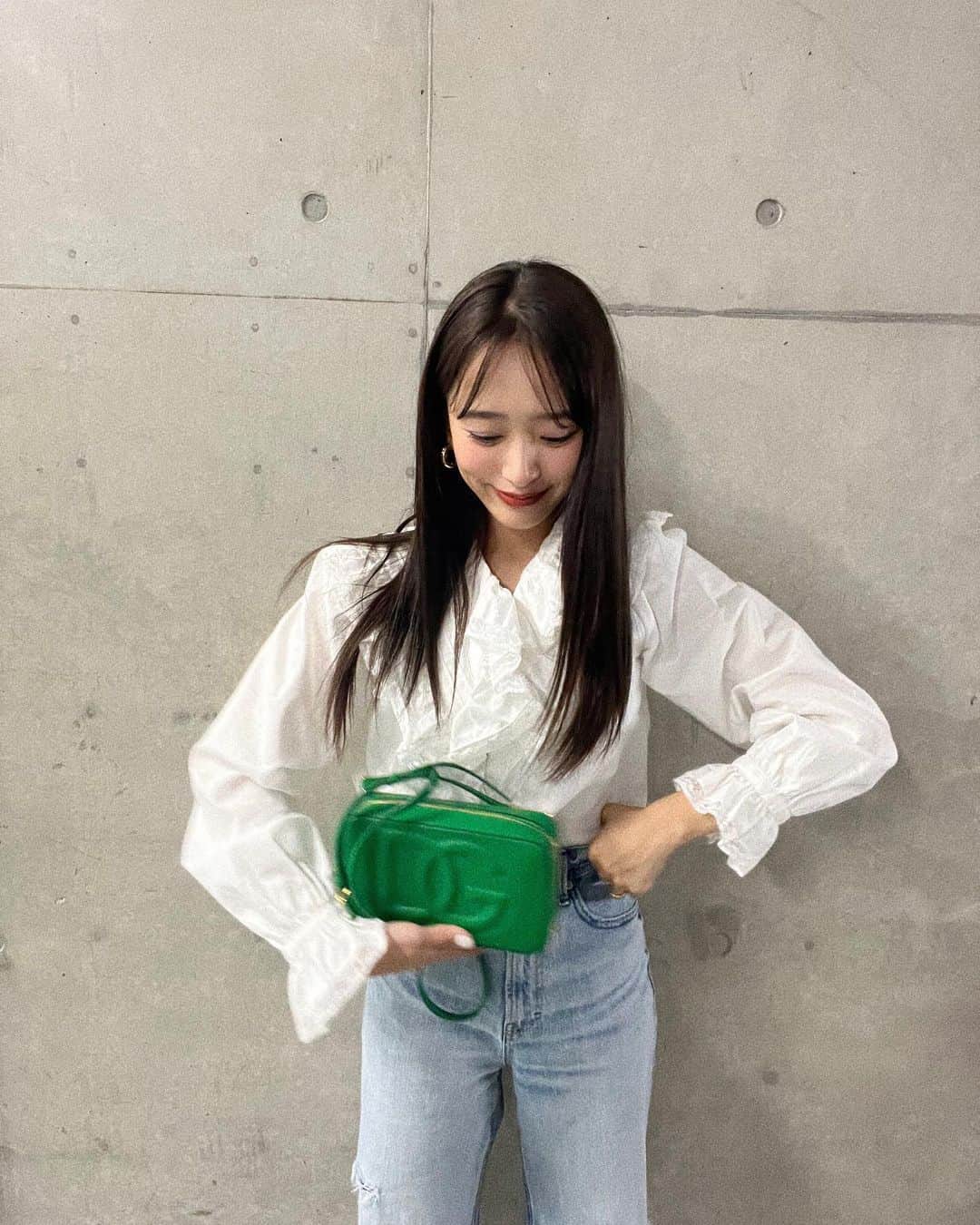 近藤千尋のインスタグラム：「あっという間の岡山から帰宅して 日常に戻ったこんちひです💗笑 お天気があんまりよくないけど😢 今週もがんばりましょう🤍  差し色のグリーンBAGは @dolcegabbana 🩷 カラバリ豊富で悩んだけど 私はあんまり持っていなかった グリーンにしました🫶🏻☺️  #DGロゴバッグ #DolceGabbana #カラーバッグ #ショルダーバッグ」