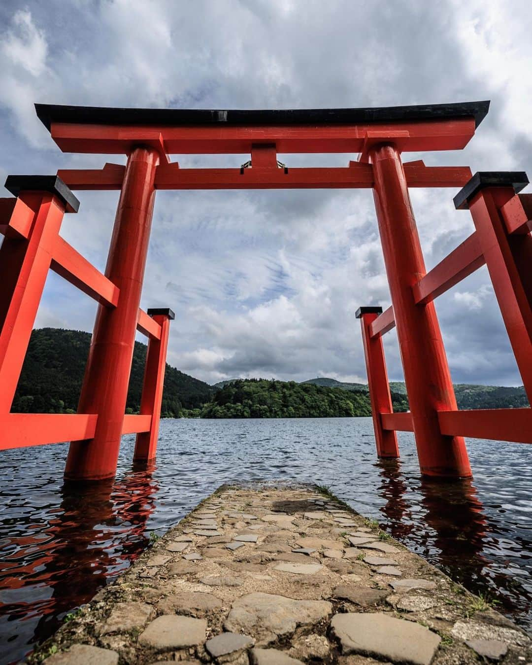 SHOCK EYEさんのインスタグラム写真 - (SHOCK EYEInstagram)「箱根神社、平和の鳥居⛩️  外国の方々に大人気の場所で、この日も、平日にもかかわらず写真を撮ろうと、長い行列ができていた。  近年、SNSの普及によって、思いがけず注目を浴びる観光スポットが沢山あって、ここもその一つだと思う。   そういう形で日本の素晴らしい場所が世界に広まっていくことはとても良いこと。  でも、その場所を昔から大切にしている人からしたら、人がたくさん訪れて雰囲気が変わってしまうことを懸念する人もいるかもしれないけれど、 その場所の経済が回ることは、 この先、文化遺産や地元の観光業を守る上では、とても良いことだと自分は思ってる。  ただ大切なのは、 文化というのは、景色や建造物という目に見えるものだけでなくて、歴史や作法や、意味、背景にある目に見えないものでもあるから、 その部分を、新しくこの場所を訪れた人に、次の段階としてどう伝えていくかということだと思う。  有形の価値だけでなく、無形の価値を伝えていくこと。  この鳥居を訪れた人たちが、 もれなく背後の山に鎮座する箱根神社に手を合わせ、静かに過ごす時間の持つ素晴らしさや、その意味に心打たれて家路についてもらえる日が訪れることを、、  待ち遠しく思ってる😊✨  #平和の鳥居 #箱根神社 #torii #toriigate #shrine #hakoneshrine」5月29日 13時06分 - shockeye_official