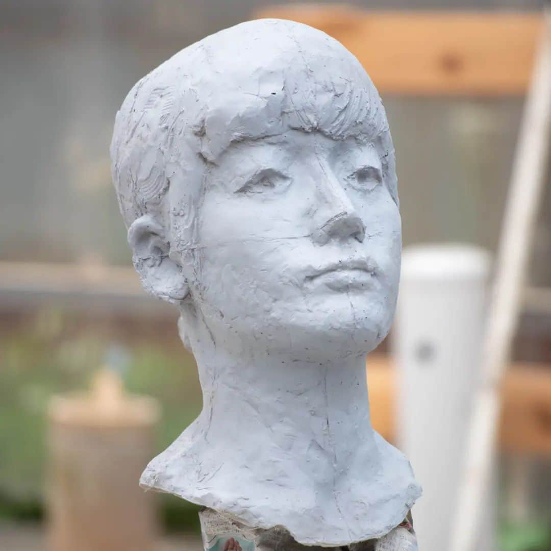 東京造形大学 Tokyo Zokei Universityさんのインスタグラム写真 - (東京造形大学 Tokyo Zokei UniversityInstagram)「_ 彫刻専攻領域基礎科目「彫刻・デッサンB」授業の様子  首像の塑造制作を通して、寄型を使用したテラコッタ、壊し型を使用した樹脂による彫刻制作の技術を習得する授業です。  スプレーを使用して、首像の仕上げ作業を行いました。  #東京造形大学 #デザイン #アート #美術 #美術大学 #美大 #大学#授業#彫刻#塑造 #tokyozokeiuniversity #zokei #tzu #design #arts #artuniversity #artschool #porcelainclay #fiberreinforcedplastic #plaster #mould  #workinprogress」5月29日 13時11分 - tokyo_zokei_univ_official