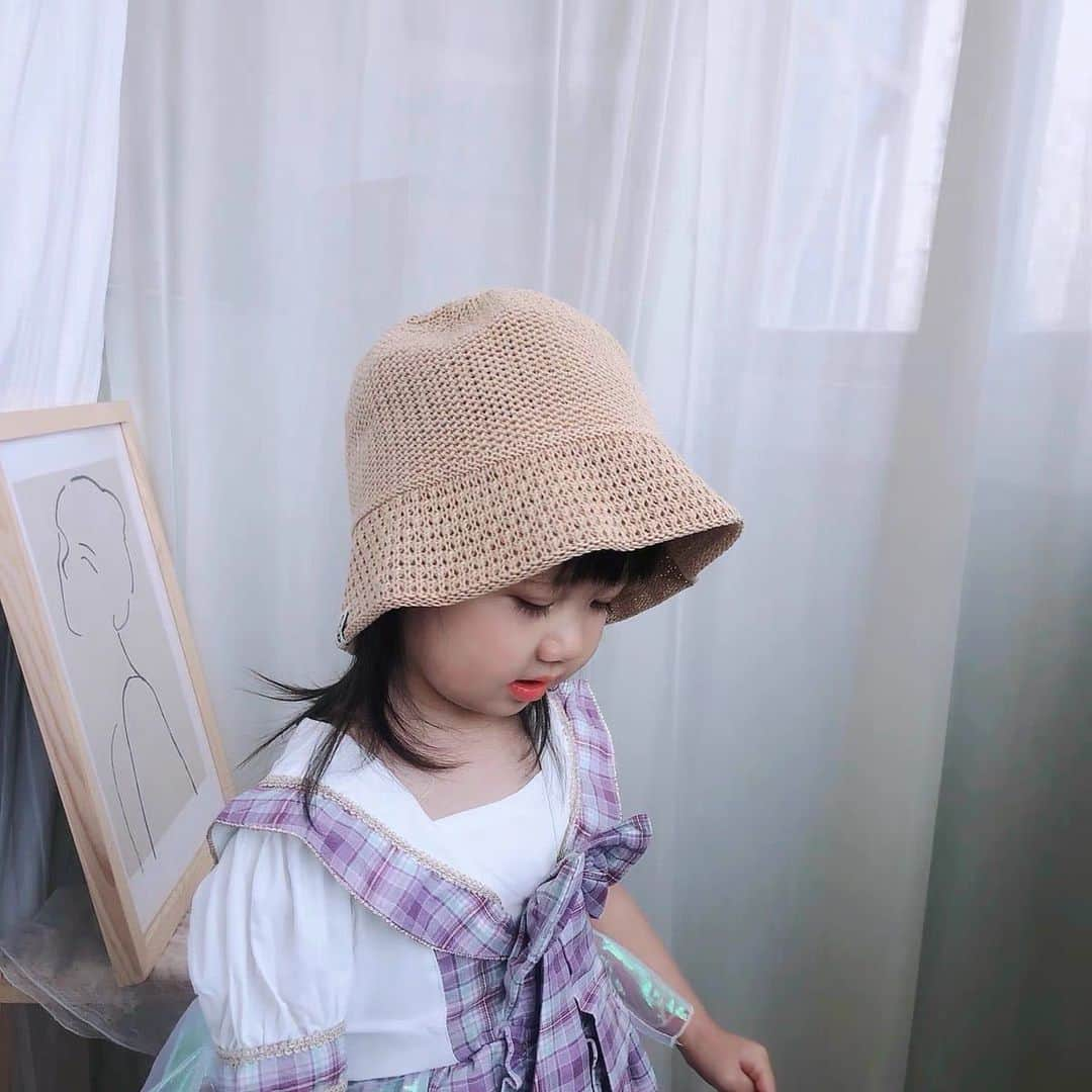 子供服のbig foRE:stさんのインスタグラム写真 - (子供服のbig foRE:stInstagram)「・  サマーバケットハット【A047】  夏素材のバケットハット😌ʾʾ  これからの暑い日にはかかせないアイテムです☀️  ワンポイントのにこちゃんマークもかわいいポイント🫶🏻  内側についた紐でサイズ調整ができます🙌🏻  #赤ちゃんのいる生活 #むすこーで#新米ママ #ベビスタグラム #男の子ベビー #女の子ベビー#女の子ママ #男の子ママ #子供のいる暮らし#子ども服通販 #子供服セレクトショップ #インポート子ども服 #海外子ども服 #プチプラ#プチプラ子ども服  #韓国子ども服 #バースデイ購入品 #西松屋購入品 #しまむら購入品#夏アイテム #キッズ帽子 #サマーバケハ#バケットハット」5月29日 13時14分 - olpemi_