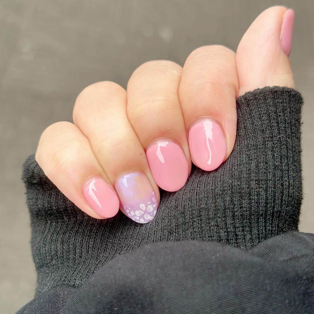松井理子のインスタグラム：「ネイル綺麗にしてもろたよー🌸✨  よしのちゃんありがと🤭💕  爪が可愛いくて、またしばらく幸せ気分が続く🍀  #ジェルネイル #メンテナンス #美容週間 #可愛いは正義 #全力熟女」