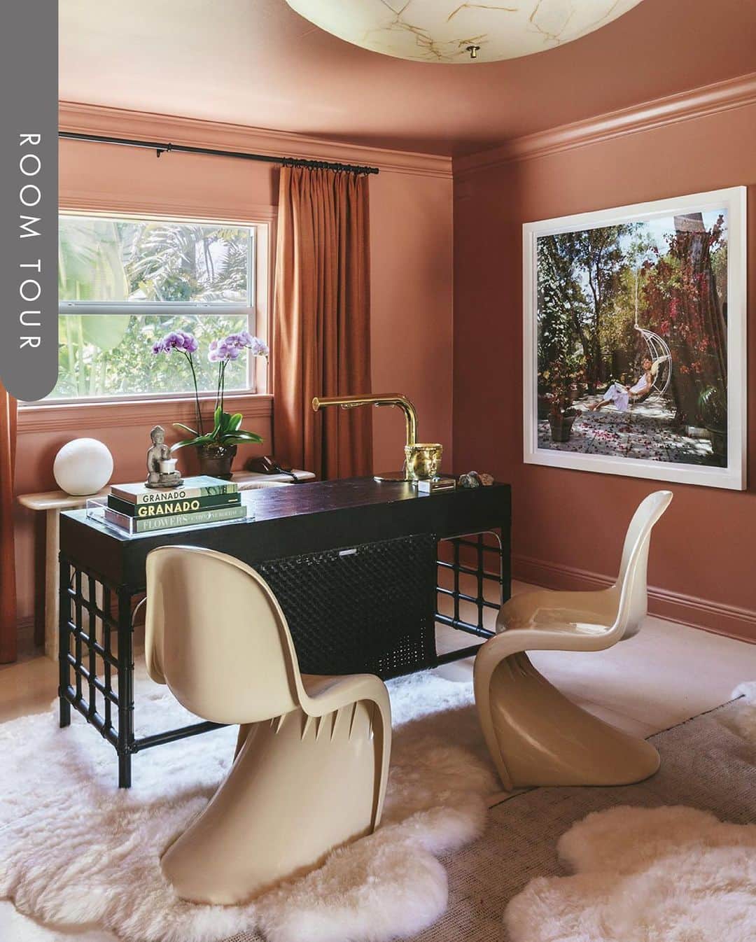 ELLE DECOR JAPANさんのインスタグラム写真 - (ELLE DECOR JAPANInstagram)「【インテリア実例】カラフルな壁面にヴィンテージ家具が映える、フロリダ州パームビーチの家へ  「あまり大掛かりなリノベーションはせずに、個性的で豊かな空間をつくりたいと思いました。だから、鮮やかな色や特別な素材、ユニークピースを所々に配置することで、"物語"を生み出そうとしました」とデザイナーが語る、こだわりのインテリアを見ていこう。  original text : KELLY ALLEN translation : CHISATO YAMASHITA PHOTO : Nick Mele  #roomdesign #designinspiration #interiorstyling #リノベーションアイディア #海外インテリア #roomtour #ルームツアー #モダンインテリア #インテリア #ビンテージ家具 #vintageinterior #walldecor #wallcolor」6月3日 19時05分 - elledecorjapan
