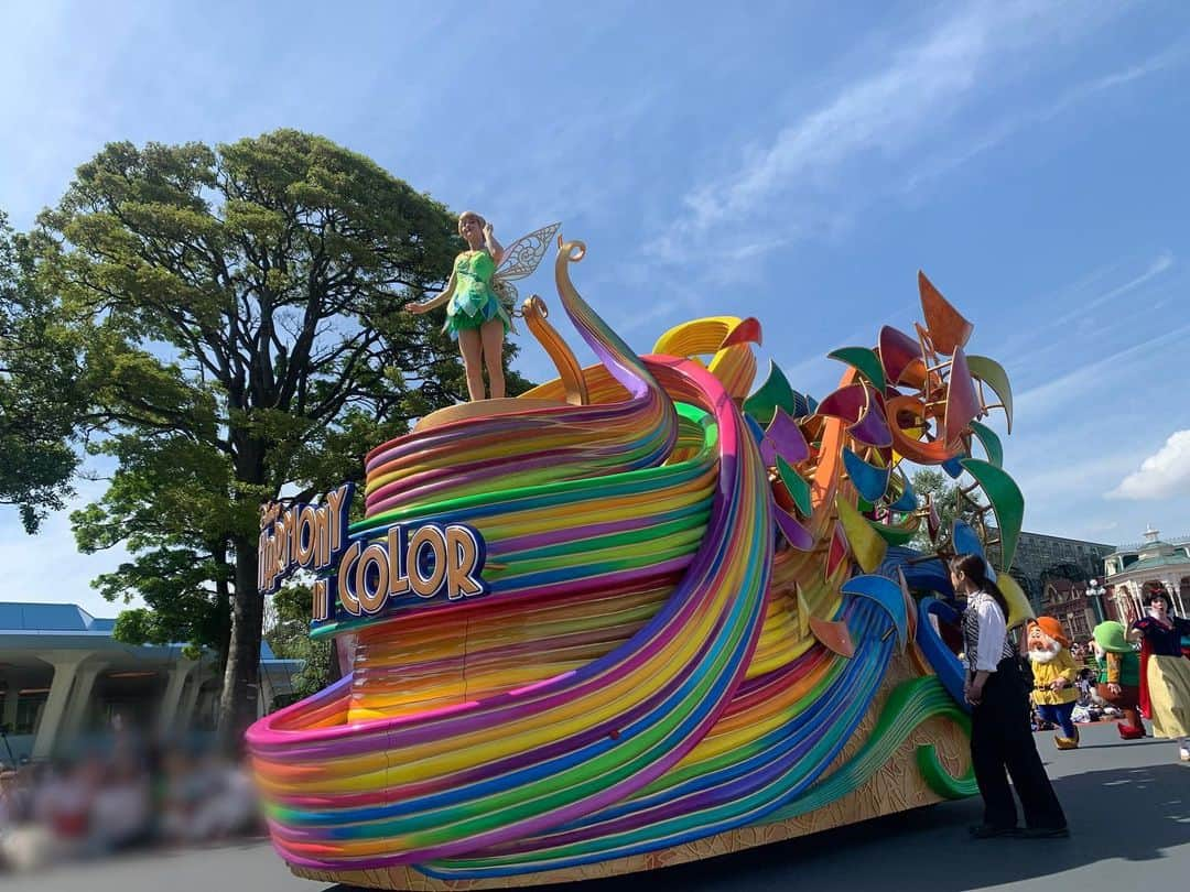 昴生さんのインスタグラム写真 - (昴生Instagram)「ランド！！ #先日 #家族と行って来ました！ #東京ディズニーランド #40周年！ #ようやく行けたー！ #また野村ついてきたー！ #仕事終わりに17時から来よったー！ #ほんでやっと見れた！ #ディズニーハーモニーインカラー ！ #ダンサーの方たちもいる！ #これぞパレード！ #大好きなティンカーベルから始まり #大好きなリメンバーミーがあって #ミッキーミニーで〆る！ #最高のパレード！ #久しぶりにミッキーともハグできた！ #ようやくやっとやなぁという会話をしました！ #エレクトリカルパレードも見て #キャッスルカルーセル乗って #ドリームガーランドも買って #満喫しました！ #ただショーは全滅！ #どれか一個は当たれって！ #外れてなんでおれが家族に謝らなあかんねん！」5月29日 13時23分 - mikikousei