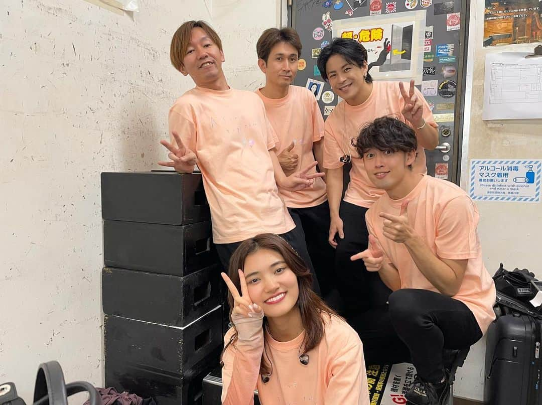 奥野翔太のインスタグラム：「由薫ちゃん1st ワンマンツアー「Alone Together」初日でした💃🏻✨  デビュー前の1人で弾き語りしてた時からサポートさせてもらってるので、妹のような気持ちで見守らせてもらってきましたが、デビューしてからの目まぐるしい環境の変化にも負けず挫けず、音楽が楽しくて仕方がないという気持ちが全身から溢れ出る素晴らしいパフォーマンスでした👏💯  きっとこれからもたくさんの人をその歌声で魅了していってくれるでしょう✨頑張れー！  素晴らしい先輩ミュージシャンのみなさんと共に、東京、名古屋公演も心を込めてサポートさせていただきます🙌  #由薫 #yu_ka #AloneTogether」