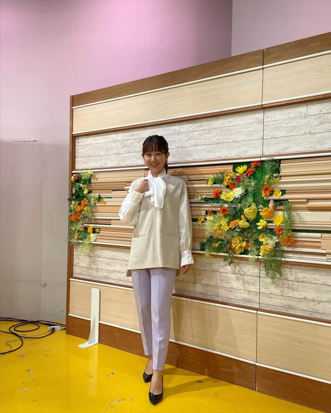 豊崎由里絵さんのインスタグラム写真 - (豊崎由里絵Instagram)「. 可愛すぎるお誕生日ガールと朝ごはん。 @crisscross_omotesando  杉浦みずきちゃんとは 世代も事務所も違いますが MBS時代も「ミント」という番組を一緒にやっていて 東京に来てからは TOKYO MX「モニフラ」を一緒にやらせてもらっているという まさかのご縁です🥹❤️  YouTubeコラボしようという話になったので やってほしいことがあったら ぜひリクエストしてください💕  先週の衣装はこちら↓ 🍀5/22(月)【グリーンボリュームスリーブブラウス＋ブラックステッチスカート】 ブラウス→@its_international_official_ スカート→@m_maglie_le_cassetto_official  🍀5/23(火)【イエローマルチストライプワンピース】 →@pitchoune__official  🍀5/24(水)【アイボリーベスト＋白リボンタイブラウス＋ラベンダーパンツ】 ベスト→@nolleys_official パンツ→@joint_space  🍀5/26(金)【サックスバンドカラーブラウス＋ブルーウエスト折り返しスカート】 ブラウス→@pitchoune__official」5月29日 13時32分 - yurietoyosaki