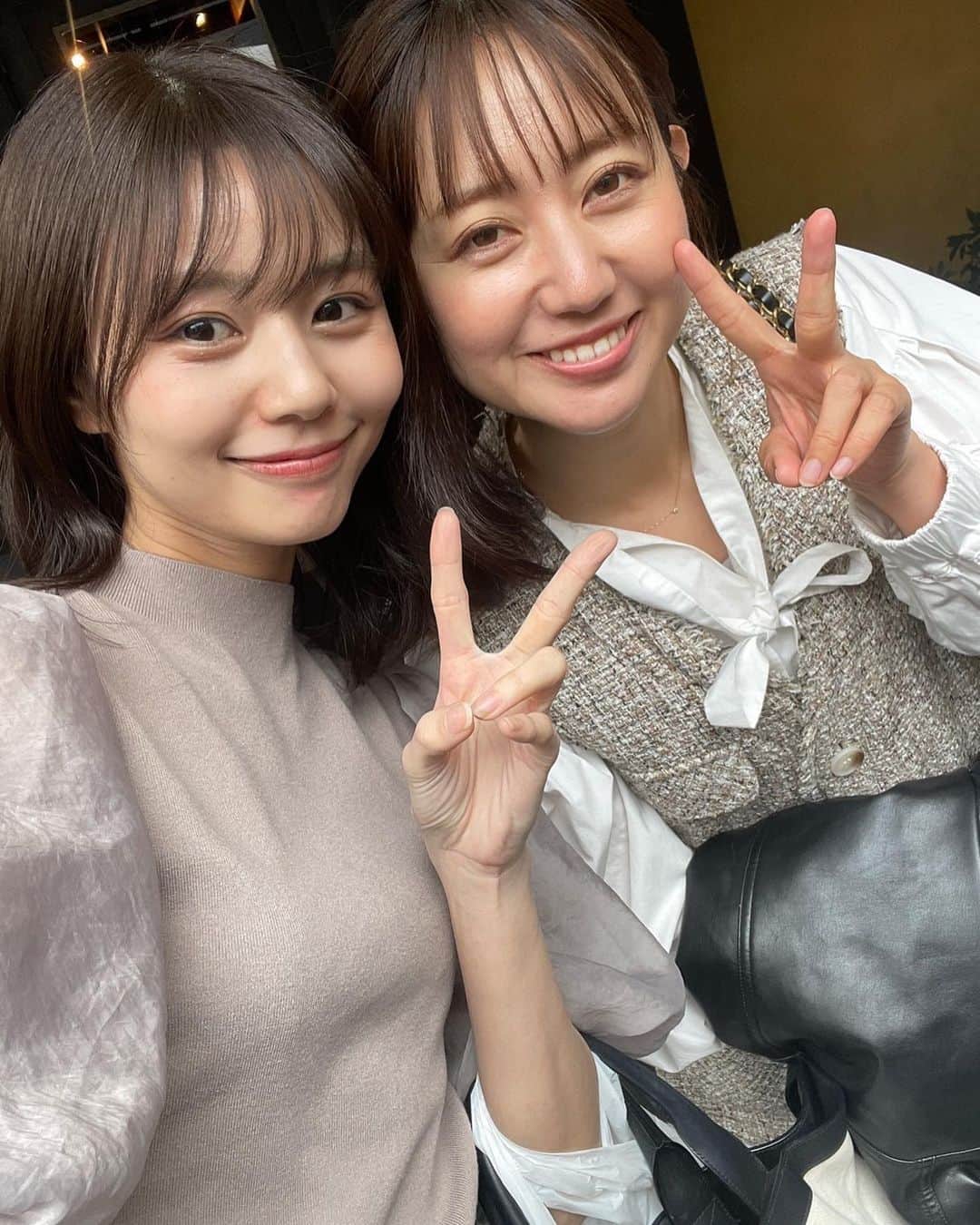豊崎由里絵さんのインスタグラム写真 - (豊崎由里絵Instagram)「. 可愛すぎるお誕生日ガールと朝ごはん。 @crisscross_omotesando  杉浦みずきちゃんとは 世代も事務所も違いますが MBS時代も「ミント」という番組を一緒にやっていて 東京に来てからは TOKYO MX「モニフラ」を一緒にやらせてもらっているという まさかのご縁です🥹❤️  YouTubeコラボしようという話になったので やってほしいことがあったら ぜひリクエストしてください💕  先週の衣装はこちら↓ 🍀5/22(月)【グリーンボリュームスリーブブラウス＋ブラックステッチスカート】 ブラウス→@its_international_official_ スカート→@m_maglie_le_cassetto_official  🍀5/23(火)【イエローマルチストライプワンピース】 →@pitchoune__official  🍀5/24(水)【アイボリーベスト＋白リボンタイブラウス＋ラベンダーパンツ】 ベスト→@nolleys_official パンツ→@joint_space  🍀5/26(金)【サックスバンドカラーブラウス＋ブルーウエスト折り返しスカート】 ブラウス→@pitchoune__official」5月29日 13時32分 - yurietoyosaki