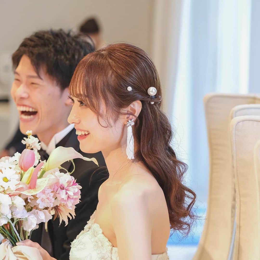 ザ・ピーク プレミアムテラスのインスタグラム：「おしゃれなヘアスタイル💗  @fiorebianca_wedding @cocon.by.chloriscinq   ............................................................ 【2022年口コミ7年連続受賞】  \ゲスト満足度❤︎鹿児島県No.1/  ▪︎天空からまばゆい光が降り注ぐ 純白のチャペル ▪︎鹿児島中央駅・天文館から近い 鹿児島唯一の好立地 ▪︎完全貸切の空間で 特別感に包まれた心地よい1日を .......................................................... スタッフブログやㅗ 卒花レポート 会場見学 こちらからご覧いただけます♩  ▶︎ @thepeak_wedding トップページURLの 公式HPより、、、❤︎  #鹿児島#鹿児島花嫁 #ザピークプレミアムテラス #2023春婚 #2023夏婚 #2023冬婚 #wedding#ウェディング#家族婚ウェディング #親族婚 #親族結婚式 #少人数婚 #ウエディングブーケ #ナチュラルウエディング #大人ウエディング #花嫁さんの力になりたい #ウエディングフォト #おしゃれウエディング #カメラ #天文館 #コロナ対策 #ドレス迷子 #ブライダルヘア #結婚式アイディア #鹿児島結婚式#鹿児島結婚式場#鹿児島結婚式」