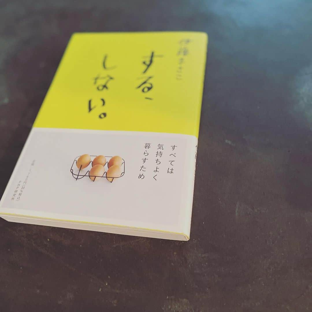 浜島直子さんのインスタグラム写真 - (浜島直子Instagram)「確かに。 人生は、いや、日々の暮らしは、 選択の連続で成り立っているもの。  うん。その通りだ。 さすがまさこさん✨ ・ @masakoito29  #伊藤まさこ #するしない #そして私は #ずっと見て見ぬふりしていた #台所の戸棚の中でテトリス状態になっていた #タッパーの整理をすると心に決めた🙈 #決めただけでまだやってない #でもやる #やるぞやるぞやるぞー✊」5月29日 13時33分 - hamaji_0912