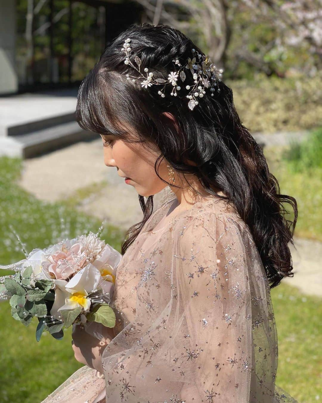 ♡プラコレWedding·⋆*さんのインスタグラム写真 - (♡プラコレWedding·⋆*Instagram)「. @placole_dressy【#DRESSY花嫁 】 【#プラコレ】をつけて投稿&フォローしてね♩ . ＝＝＝＝＝＝＝ . ドレスに合わせたヘアスタイルをご紹介🤍  ドレスに合わせるヘアスタイルって迷っちゃいますよね！🌟 ヘアスタイルによって雰囲気もガラッと変わるんです！🎶  どのヘアスタイルをドレスに合わせたいですか？？ . ＝＝＝＝＝＝＝＝ 👗photo by... @fleurir_wedding さま @s.breath_style_mokaさま @erina.wed2022さま @ri__bride11 さま @wd_an12_ さま @takejibs さま ＝＝＝＝＝＝＝＝ . 『#DRESSY花嫁』『#プラコレ』の ハッシュタグをつけて写真をUPしてね✦ 花嫁アプリ『DRESSY by プラコレ』の 記事に掲載＆リグラムされるかも♩ . みなさまからのいいねや保存 コメントをお待ちしています♥️ 「このウェディングドレス可愛い！」 「ヘアスタイルも気になる！！」 「今の花嫁さんの流行りは！？」etc. . ＝＝＝＝＝＝＝＝ 花嫁アプリでは、 プロのアドバイザーに結婚式の相談を何度でも♡ ウェディングドレスの記事や、 自分のウェディングレポを残せちゃう♡” . >>>TOPのURLからcheck ⋈ @placole_dressy >>>結婚のご相談は プラコレウェディングアドバイザーへ♡ @wedding_adviser >>>ウェディングレポを残したいなら、 farny by プラコレをcheck ✎ @farny_wedding >>>花嫁準備に欠かせないアイテムをお探しなら placole & dressy Beauty をcheck ❁ @dressy_beauty_ >>>素敵なドレスに出会いたい花嫁さま♡ @dressyonline_をcheck >>>おしゃれなファミリーフォトは ドレシーベイビーをcheck 𓏸 @dressy.baby >>>鎌倉にOPEN”お花とドレスと紅茶のカフェ” @dressyroom_teaをcheck𓌉𓇋 . ＝＝＝＝＝＝＝＝＝＝＝＝＝＝＝＝ . #プレ花嫁 #卒花 #花嫁 #卒花嫁 #結婚 #結婚式 #試着レポ #farnyレポ #2023秋婚 #2023冬婚 #2024春婚 #2024夏婚 #カラードレス試着 #ドレス試着 #ドレス試着レポ #ドレス選び #カラードレス #カラードレス迷子 #ウェディングドレス #ドレス迷子 #ボリュームドレス #チュールドレス #ベージュドレス #花嫁ヘア #挙式ヘア #ブライダルヘア」5月29日 13時37分 - placole_dressy