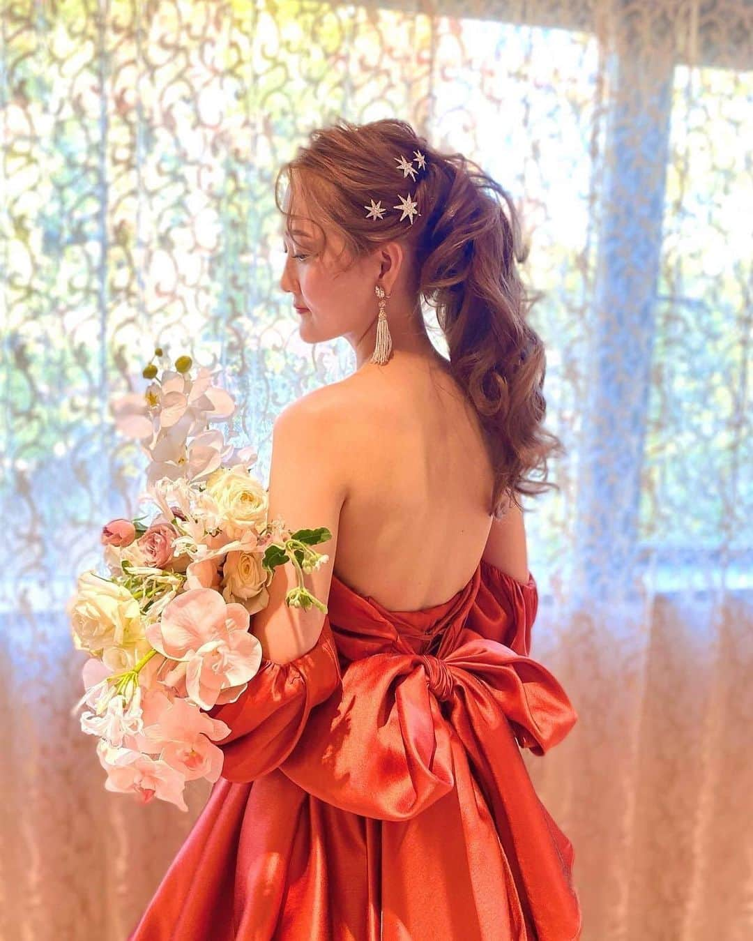 ♡プラコレWedding·⋆*さんのインスタグラム写真 - (♡プラコレWedding·⋆*Instagram)「. @placole_dressy【#DRESSY花嫁 】 【#プラコレ】をつけて投稿&フォローしてね♩ . ＝＝＝＝＝＝＝ . ドレスに合わせたヘアスタイルをご紹介🤍  ドレスに合わせるヘアスタイルって迷っちゃいますよね！🌟 ヘアスタイルによって雰囲気もガラッと変わるんです！🎶  どのヘアスタイルをドレスに合わせたいですか？？ . ＝＝＝＝＝＝＝＝ 👗photo by... @fleurir_wedding さま @s.breath_style_mokaさま @erina.wed2022さま @ri__bride11 さま @wd_an12_ さま @takejibs さま ＝＝＝＝＝＝＝＝ . 『#DRESSY花嫁』『#プラコレ』の ハッシュタグをつけて写真をUPしてね✦ 花嫁アプリ『DRESSY by プラコレ』の 記事に掲載＆リグラムされるかも♩ . みなさまからのいいねや保存 コメントをお待ちしています♥️ 「このウェディングドレス可愛い！」 「ヘアスタイルも気になる！！」 「今の花嫁さんの流行りは！？」etc. . ＝＝＝＝＝＝＝＝ 花嫁アプリでは、 プロのアドバイザーに結婚式の相談を何度でも♡ ウェディングドレスの記事や、 自分のウェディングレポを残せちゃう♡” . >>>TOPのURLからcheck ⋈ @placole_dressy >>>結婚のご相談は プラコレウェディングアドバイザーへ♡ @wedding_adviser >>>ウェディングレポを残したいなら、 farny by プラコレをcheck ✎ @farny_wedding >>>花嫁準備に欠かせないアイテムをお探しなら placole & dressy Beauty をcheck ❁ @dressy_beauty_ >>>素敵なドレスに出会いたい花嫁さま♡ @dressyonline_をcheck >>>おしゃれなファミリーフォトは ドレシーベイビーをcheck 𓏸 @dressy.baby >>>鎌倉にOPEN”お花とドレスと紅茶のカフェ” @dressyroom_teaをcheck𓌉𓇋 . ＝＝＝＝＝＝＝＝＝＝＝＝＝＝＝＝ . #プレ花嫁 #卒花 #花嫁 #卒花嫁 #結婚 #結婚式 #試着レポ #farnyレポ #2023秋婚 #2023冬婚 #2024春婚 #2024夏婚 #カラードレス試着 #ドレス試着 #ドレス試着レポ #ドレス選び #カラードレス #カラードレス迷子 #ウェディングドレス #ドレス迷子 #ボリュームドレス #チュールドレス #ベージュドレス #花嫁ヘア #挙式ヘア #ブライダルヘア」5月29日 13時37分 - placole_dressy