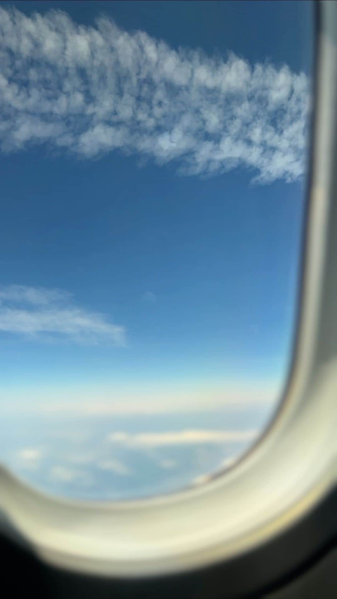 花澄のインスタグラム：「遠くに見えていた飛行機雲に 追いついたのかな。✈️☁️☁️  iPhone13 pro max」