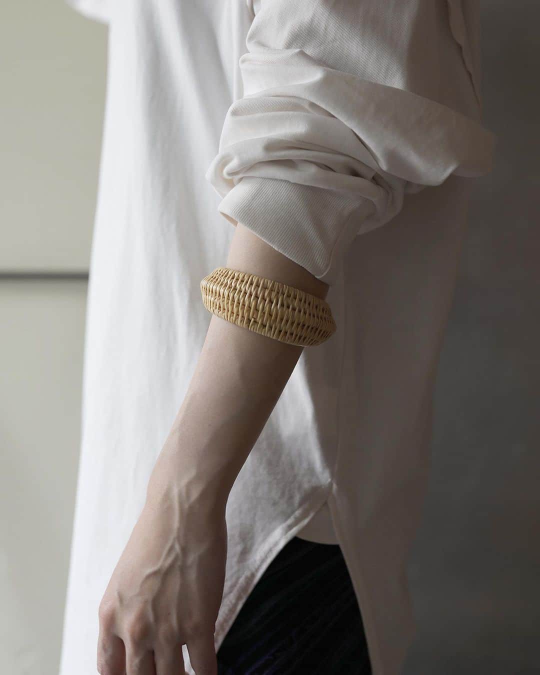のインスタグラム：「. MANAVA COSMOS bangles  工芸プロダクトブランド 「MANAVA Cambodia」のラタンバングル。  アーティスティックな曲線のフォルムを 職人の丁寧な手仕事で表現されています。 MANAVAと関わりの深い プロダクトデザイナーRebekka Eversの コラボレーションから生まれました。  ラタン(藤)のバングルは、 毎日つけていると飴色のような 艶のある良い雰囲気へと経年変化します。 自然の植物素材の温かみを纏うことで心も癒されます。  . .   #オブジェ #雑貨屋巡り #tokyo #暮らし#ライフスタイルデザインストア #freepark #ギフト #プレゼント #贈り物 #アート #写真 #お祝い #自由が丘 #雑貨屋 #セレクトショップ #ブレスレット #アクセサリー #ラタン  . .  《商品のお問い合わせ》 Tell:03-6672-2412 Mail:shop@free-park.」