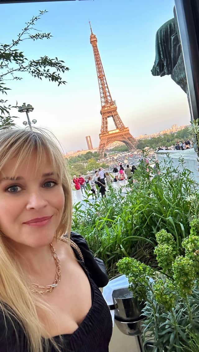 リース・ウィザースプーンのインスタグラム：「Paris with the girls is always a good idea 🥐🌸💫🇫🇷💗」