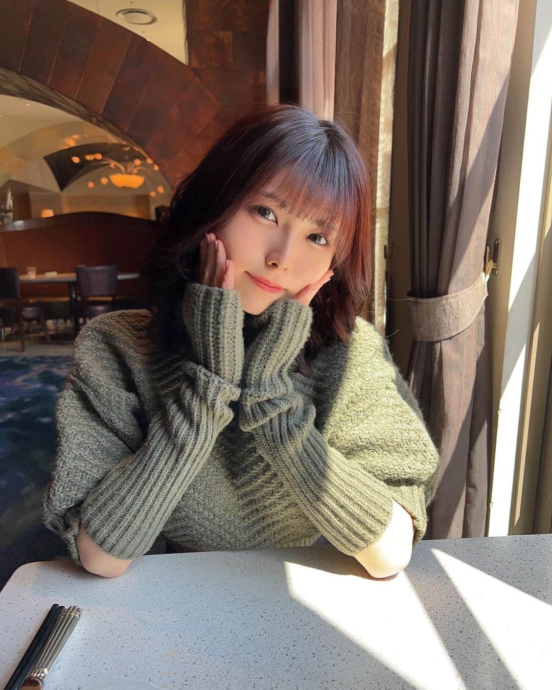 森脇加奈子のインスタグラム：「🍽🤍  ディズニーシー内のビュッフェ、オチェアーノで食事！ 学生の頃のディズニーといえば3食ポップコーンと軽いスナックで賄う人間だったので夢の国で席に着いてご飯を食べると大人になったことを実感します。ね！  でもでも デザートはいくつになっても別腹🍰  #Faulieu #band #girlsband #ガールズバンド#japanese #japanesegirl #disneysea #disney #photo #photography #tagsforlikes #followme #팔로우미 #tfl」