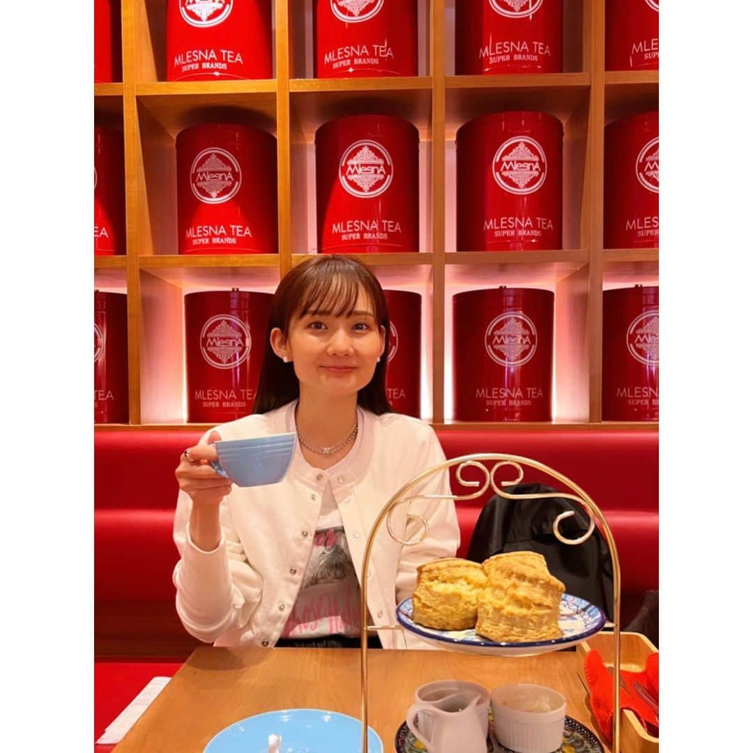 伊藤友季子のインスタグラム：「☕️❤️ ⁡ 初めて伺ったムレスナティーさんで 優雅なひととき🫖 スリランカの紅茶専門店だそうです🇱🇰  100種類以上あるフレーバーティー の中からその日おすすめのものを 次々と注いでくれるティーフリー🌱 色んな味や香りが楽しめて楽しい。 ほっとしすぎて眠くなりました🐑  ⁡ 早くも梅雨入りしたところもあるみたいで 関東もそろそろかな☔️🌧️ 紫陽花が喜んでいますね。  どんよりお天気に負けず 今週も元気に過ごそう💠 ⁡ ⁡ #ムレスナティー #カフェ #紅茶 #梅雨 #紫陽花 ⁡ ⁡」