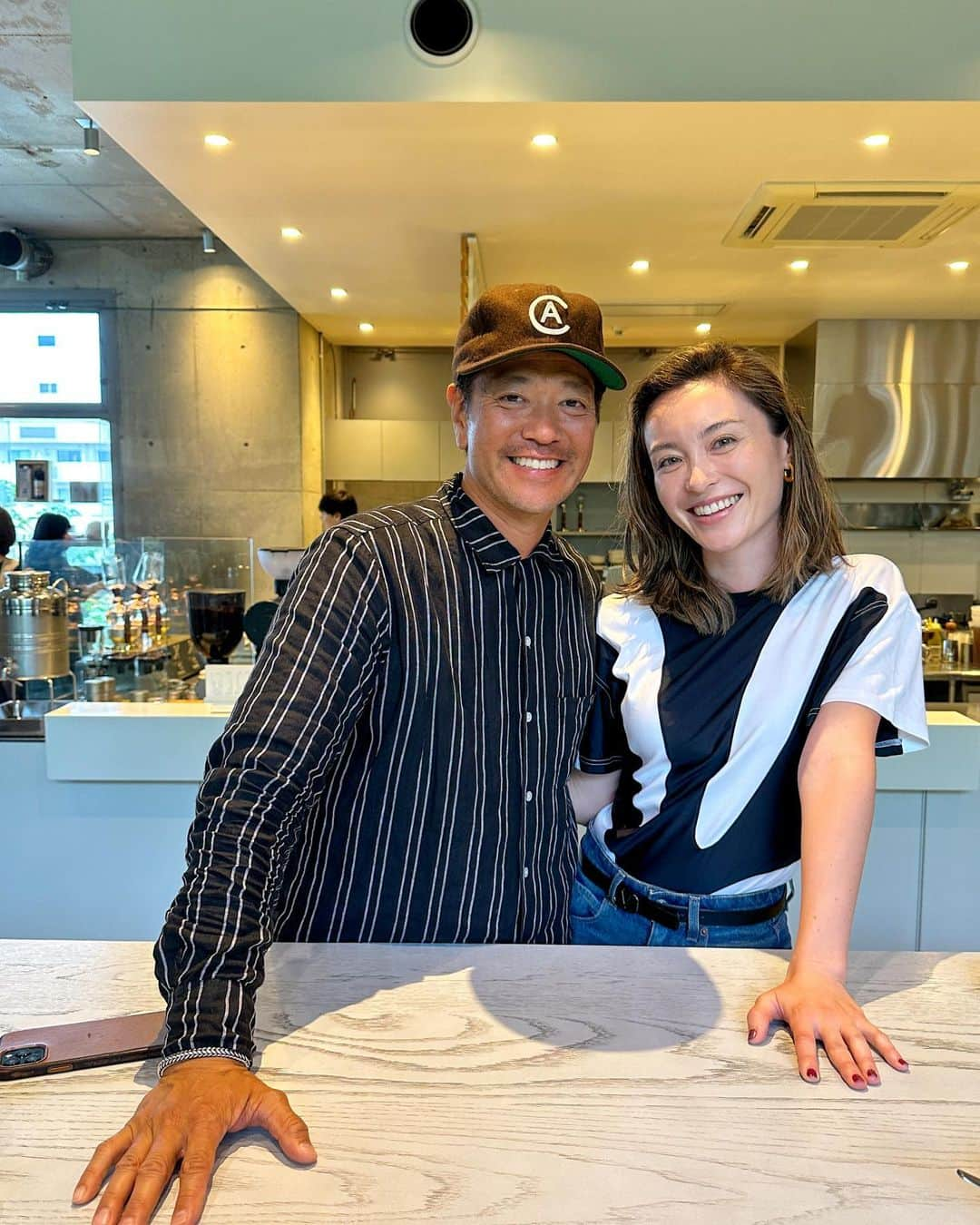 エミ・マイヤーさんのインスタグラム写真 - (エミ・マイヤーInstagram)「Reunion with my friend @louisozawa ! It’s been 12 years since we filmed my music video “Happy Song” on the Manhattan metro 🤭 (He is the guy who I am singing to. Thanks @kangisman for directing🙏)  Talked about how we started acting / doing music, there was a purity when were able to just do it for the love of it, rather than the pressure of gaining followers and likes. A shared bit of analog spirit I guess!  Nowadays Louis is making it happen on #Pachinko and @huntersonprime And his gorgeous partner @anotherjackiechung is currently starring in @thesummeriturnedpretty   Talk about power couple 💪✨💯 #goals  2012年に私の「ハッピーソング」PVに出演していただいた俳優友達と再会！最近はApple TV+ の「パチンコ」で大活躍。ニューヨークでこっそり地下鉄で撮影したころが懐かしい✨」5月29日 14時03分 - emimeyer