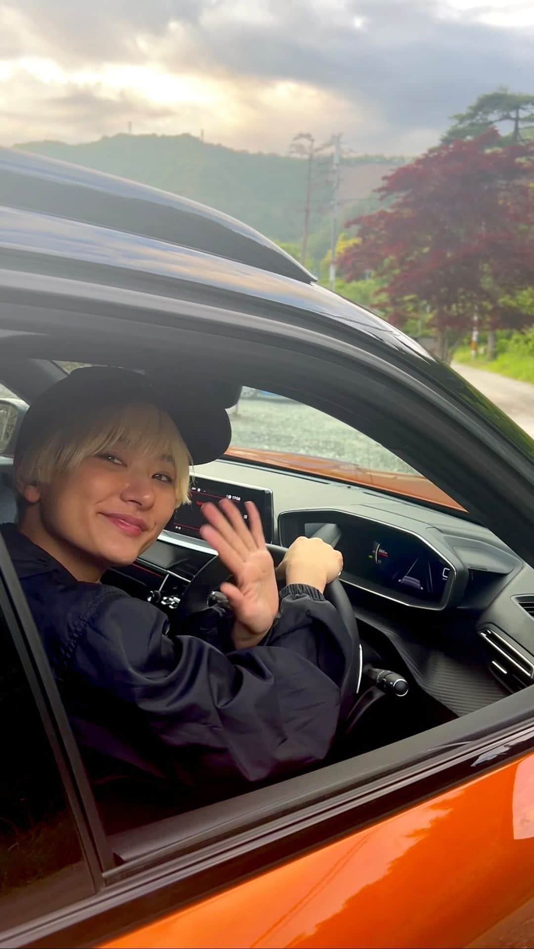 のインスタグラム：「ドライブ楽しかったなん🥰  女性でも乗りやすいコンパクトなデザインのPEUGEOTに乗って山梨まで女子旅してきました ＠peugeot_jp  今回試乗させていただいたのは  車体がコンパクトで、街中の狭い道でも運転しやすい［208］🚗  ラゲッジスペースに荷物もたっぷりと入るSUVだけど、大き過ぎず高さ制限のある立体式駐車場も利用可能なサイズ感の［2008］🚖  の2車種🦋🫧  まずデザインがとてもスタイリッシュで前後のライトは、ライオンがモチーフ。🦁  点灯させると、3本のかぎ爪が浮かび上がり、牙のようなLEDデイライトと大型グリルは、新世代プジョーの象徴なんだって✨  どちらも運転席からの視界がひらけているから 左右も把握しやすいし 友達と交代で運転してお出かけしたけど 後ろの席に乗っていても広々していて 乗り心地が楽でした🫧  走行音は本当に静かで家族で乗る人にもオススメ✨✨  プジョーの店舗で試乗できるそうなので 体験してみてください❤️  #GOLDENLIONCHALLENGE #peugeot #プジョー #プジョー208 #プジョー2008 #PR  ※撮影は広報の許可の元、交通ルールを守って撮影しています」