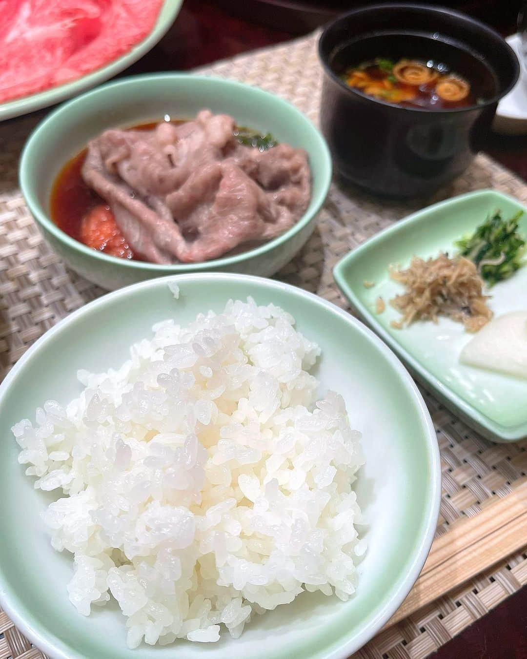 百合華さんのインスタグラム写真 - (百合華Instagram)「京都三条木屋町にある老舗のすき焼き料亭『モリタ屋 木屋町店』にてディナータイム🐂✨💕  風情溢れる広いお部屋に御案内して貰いコース仕立ての極上しゃぶしゃぶをいただきました🎶  お着物姿の担当スタッフさんが光り輝く熟練技で全て御準備してくださりました貰いました✨✨✨  #仲居さんが全部やってくれる   京都初といわれる150年の歴史を刻む老舗牛肉店自慢の少し厚めにスライスされた霜降り黒毛和牛はお肉の旨味のバランスが超絶妙で御座います💋  #極上黒毛和牛しゃぶしゃぶ   長い石畳の路地裏奥に静かに佇む老舗料亭で京都の情緒を感じながら極上黒毛和牛をお腹いっぱい堪能する事が出来ました💖  #納涼床の季節   #鴨川を眺めながら贅沢時間   #すき焼きもしゃぶしゃぶも美味しいお店   #japan #日本 #kyoto  #京都 #木屋町 #三条木屋町 #老舗牛肉専門店 #モリタ屋木屋町店  #すき焼きのモリタ屋  #しゃぶしゃぶディナー #仲居さんが作ってくれる  #お肉が食べたい今日この頃  #京都の伝統と食文化を伝える #しゃぶしゃぶスタグラム  #しゃぶしゃぶコース  #しゃぶしゃぶ #黒毛和牛 #美食 #美食家」5月29日 14時12分 - yurika.lovelily