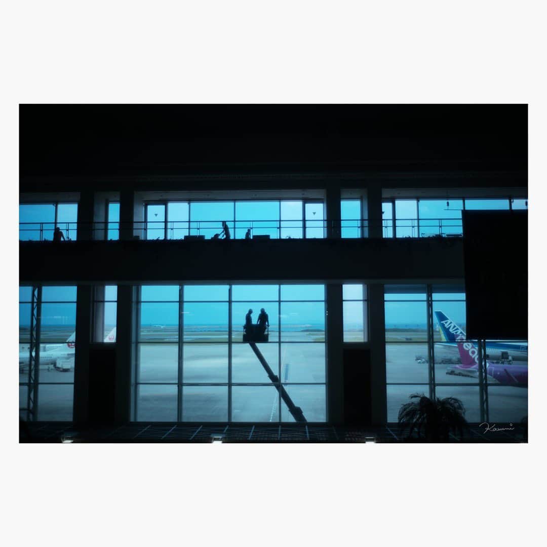 花澄のインスタグラム：「那覇空港。  Leica M10-P summilux 35mm f1.4 2nd  #leica#leicam10p#summilux#summilux35#summilux35mm2nd#oldlens#オールドレンズ#tokyo#japan#oldlens_tokyo#花澄#kazumiphotography」