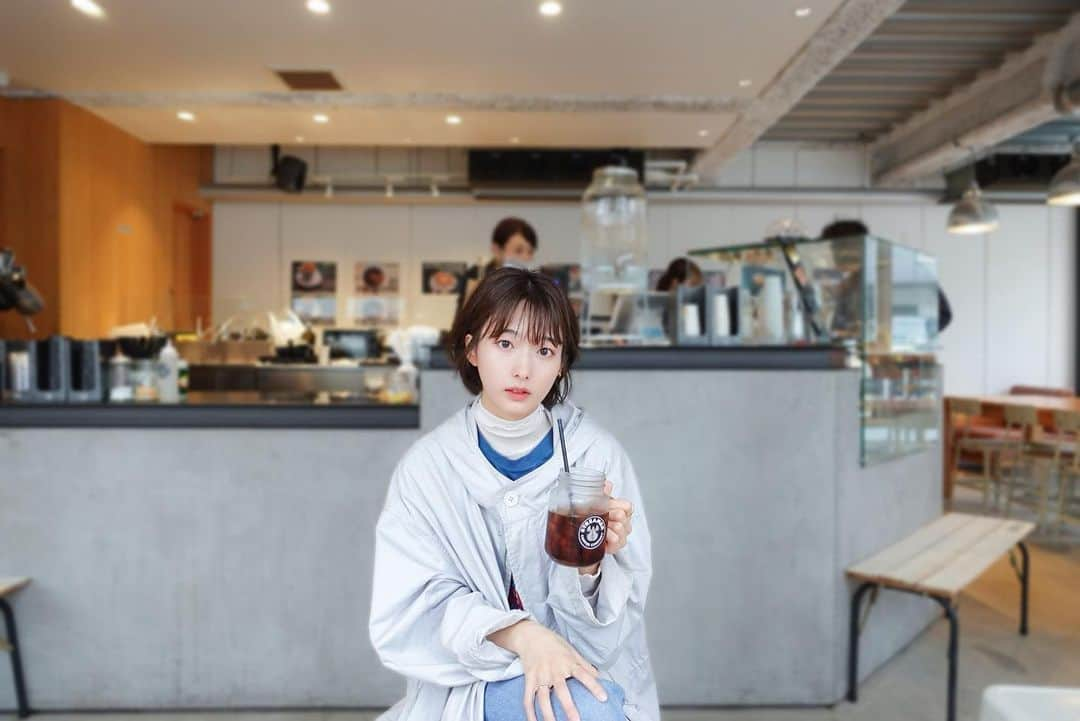 搗宮姫奈さんのインスタグラム写真 - (搗宮姫奈Instagram)「STREAMER COFFEE COMPANY  通りすがりで『コーヒー』の文字をみて立ち寄ってしまいました🤤🧡  開放感があって机もPC開きやすくてめちゃめちゃ仕事しやすい空間でした🥺  どんなお店なのだろうとHPみてみたらめっっっっっちゃめちゃいいミッションを掲げていて、なんだか嬉しい気持ちになりました🥺#ただのコーヒーおたくの感想 #是非見てみてください  中目黒駅から徒歩10分ほどです🥺🫶🏻  ---------  STREAMER COFFEE COMPANY（ @streamer_nakameguro ）  menu☕︎ ☑︎コールドブリュー ☑︎ストリーマーラテ  ーーーーーー #ひめカフェ巡り #中目黒 #中目黒カフェ #カフェ巡り #カフェ好き #カフェ散歩 #カフェ女子 #カフェ活 #電源カフェ #中目黒電源カフェ #コーヒータイム #コーヒースタンド #コーヒー好き #コーヒー豆」5月29日 14時21分 - himenachaaaaan