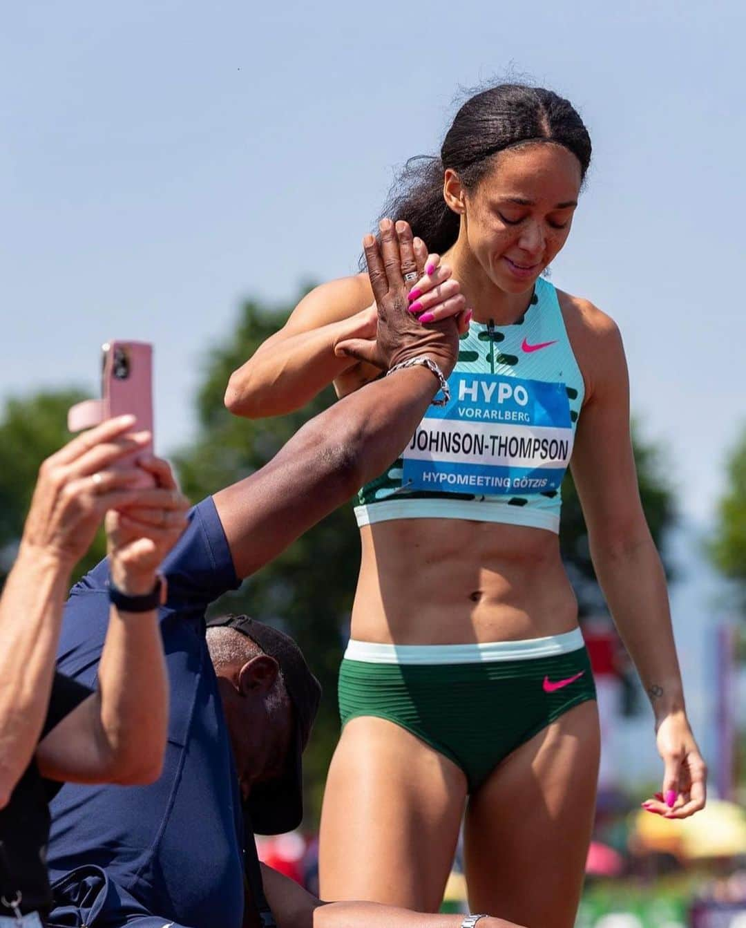 カタリーナ・ジョンソン・トンプソンのインスタグラム：「Got the hi 5 of approval from Aston which is the biggest result of the weekend 🙂 also got the Liverpool harrier SP club record 😇 World and Olympic qualifier ✅ second place finish and got my fight back 🙏🏽   thank you @hypomeeting_goetzis  Congratulations @annaa.hall on an incredible score and @jadeodowda on her new PB ✨✨」