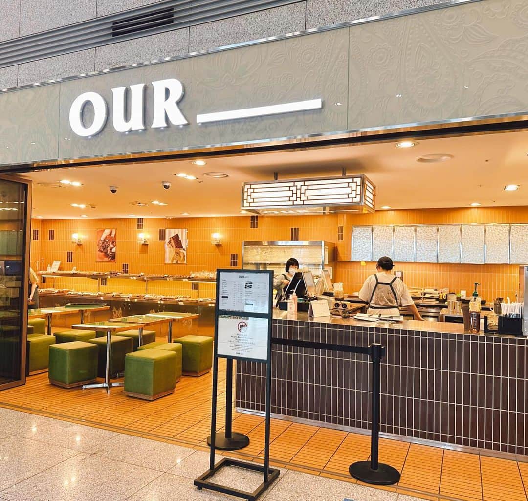 とぎもちさんのインスタグラム写真 - (とぎもちInstagram)「. 【仁川国際空港 🇰🇷 인천국제공항】  仁川国際空港の中にある 人気のパンカフェ our！  いつもお客さんいっぱい 行列できてるのもよく見かけます 😳✨  初めてここのパン 買ってみました🥐  ・あんシュークリームパン あんことカスタードの2種が パンパン詰まってて美味しい😍  ・塩パン 形が丸くて珍しい！  もちもちチーズパンや 食事パンも♪  #our #仁川国際空港 #仁川国際空港第１ターミナル #仁川国際空港カフェ #仁川国際空港パン屋 #韓国 #韓国カフェ #韓国パン屋 #パン #とぎもちパン #とぎもちパン屋 #とぎもち仁川国際空港」5月29日 14時31分 - togistagram