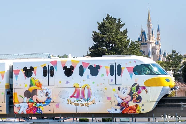 月刊ディズニーファン【公式】のインスタグラム：「#ディズニーリゾートライン 🚝に#東京ディズニーリゾート40周年 をお祝いした“#ドリームゴーラウンド ”ライナーが運行中🌟 車体や車内に#ミッキー とディズニーの仲間たちが描かれているのでチェックしてみよう❣️   40周年デザインの#フリーきっぷ や、ディズニーリゾートラインの各駅で販売中の#スーベニアメダル の情報など#ディズニーファン6月号増刊 を要チェックだよ👀✨     #ディズニーファン6月号増刊 に掲載の記事は、2023年4月20日時点の情報に基づいています。掲載した情報は、予告なく内容が変更、中止になる場合があります。  各情報の最新状況につきましては、誌面に掲載のお問い合わせ先にお問い合わせください。  東京ディズニーリゾートに関する情報は、 東京ディズニーリゾート・インフォメーションセンター 電話0570-00-8632　受付時間：10:00-15:00 （年中無休） （一部のIP電話・国際電話の方は045-330-5211）にお問い合わせください。  読者の皆様にはご迷惑をおかけいたしますが、何とぞご了承いただけますよう、お願い申し上げます。  #ディズニーファン #月刊ディズニーファン #disneyfan #ディズニー公式情報誌 #disney #ディズニー #disneyphoto #tokyodisneyresort #tokyodisneyland #tokyodisneysea#東京ディズニーリゾート #ドリームゴーラウンドライナー #ハーモニーインカラー #レッツセレブレイトウィズカラー #東京ディズニーシー#ラッピングモノレール #東京ディズニーランド」