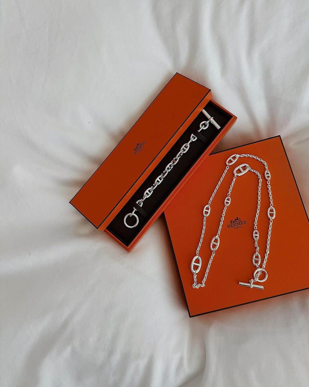 のインスタグラム：「🍊🔗🧡 去年の9月に予約していた2つがやっと🥹🍊 私はMM14コマ、夫はGM13コマにしてるよ🔗 今は予約も出来なくなったみたいだから待ったかいあった🥹🫶🏻  #HERMES #シェーヌダンクル #ファランドール」