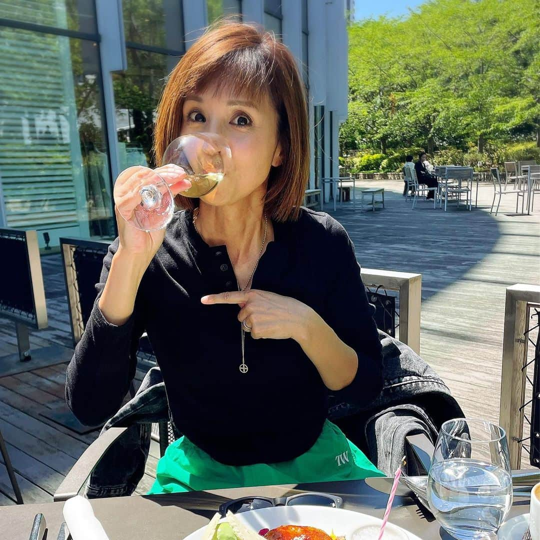 望月理恵さんのインスタグラム写真 - (望月理恵Instagram)「番組で知り合い、20年 全くタイプが違う3人ですが、 いい塩梅で共にに人生歩んでます。  この日は伊藤裕子ちゃん @yukoito_official の誕生日祝い  #お誕生日おめでとう🎂 #一緒に飲むお酒がいつも 美味しい😋  #珍しく写真を撮ったので 載せておきます！ #私まで花束をくれたまあこ ありがとねー #3人で習い事始めてます」5月29日 14時37分 - mochiee28