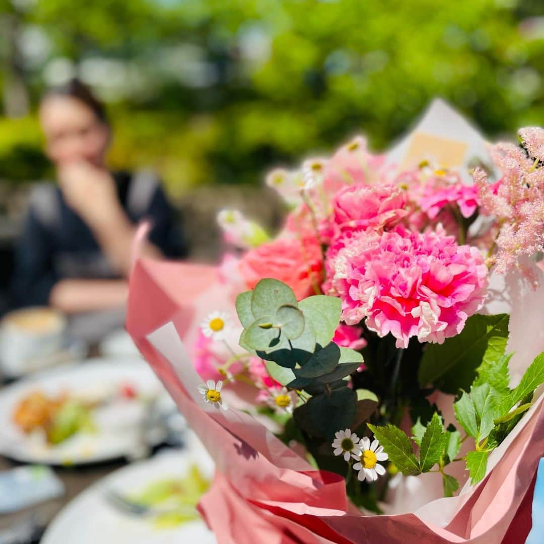 望月理恵さんのインスタグラム写真 - (望月理恵Instagram)「番組で知り合い、20年 全くタイプが違う3人ですが、 いい塩梅で共にに人生歩んでます。  この日は伊藤裕子ちゃん @yukoito_official の誕生日祝い  #お誕生日おめでとう🎂 #一緒に飲むお酒がいつも 美味しい😋  #珍しく写真を撮ったので 載せておきます！ #私まで花束をくれたまあこ ありがとねー #3人で習い事始めてます」5月29日 14時37分 - mochiee28