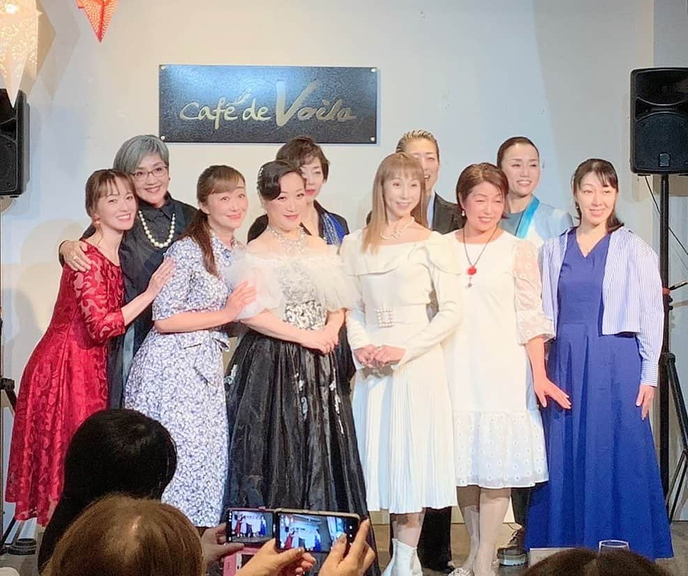 美乃杏花さんのインスタグラム写真 - (美乃杏花Instagram)「☆ 昨日は、宝塚へ💕  『Knight Voila』プレオープンのパーティーにお邪魔しました😃  『Knight Voila』は、6月1日〜本格的にオープンします！  マダムは紫鳳あけのさん❣️ 気配りが半端なく美しいマダム🥰 そしてナイトは汐美真帆さん❣️ 色気が半端なくカッコいいナイト🥰  これは大繁殖間違いなしだと思います🙌  お酒が飲めない私でもソフトドリンクを飲みに遊びに行きたいです😃💕  マダム＆ナイトのショータイムもとっても素敵でした😍  久しぶりに上級生の方ともお会いでき、楽しい時間となりました❤️❤️  皆様も宝塚へお越しの際には是非！ お昼は美味しいパンケーキを食べに『Cafe de Voila』へ🥞 夜は素敵なマダムとナイトのいる『Knight Voila』へ🥂 お立ち寄り下さいませ❤️❤️  #宝塚 #ナイトヴォアラ #プレオープン #カフェドヴォアラ #宝塚パンケーキ #バー  #宝塚グルメ #元宝塚歌劇団 #宝塚og #美乃杏花」5月29日 14時38分 - yoshinokyoka.81