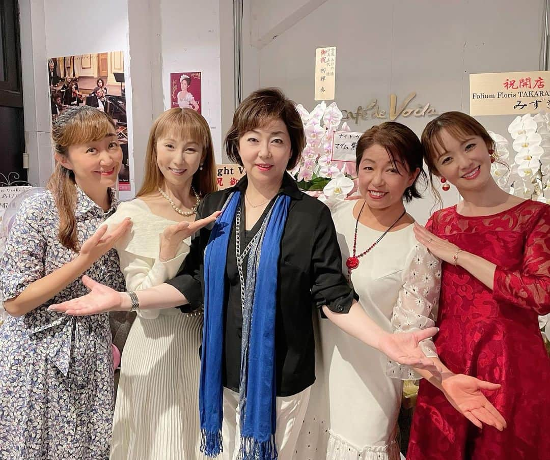 美乃杏花さんのインスタグラム写真 - (美乃杏花Instagram)「☆ 昨日は、宝塚へ💕  『Knight Voila』プレオープンのパーティーにお邪魔しました😃  『Knight Voila』は、6月1日〜本格的にオープンします！  マダムは紫鳳あけのさん❣️ 気配りが半端なく美しいマダム🥰 そしてナイトは汐美真帆さん❣️ 色気が半端なくカッコいいナイト🥰  これは大繁殖間違いなしだと思います🙌  お酒が飲めない私でもソフトドリンクを飲みに遊びに行きたいです😃💕  マダム＆ナイトのショータイムもとっても素敵でした😍  久しぶりに上級生の方ともお会いでき、楽しい時間となりました❤️❤️  皆様も宝塚へお越しの際には是非！ お昼は美味しいパンケーキを食べに『Cafe de Voila』へ🥞 夜は素敵なマダムとナイトのいる『Knight Voila』へ🥂 お立ち寄り下さいませ❤️❤️  #宝塚 #ナイトヴォアラ #プレオープン #カフェドヴォアラ #宝塚パンケーキ #バー  #宝塚グルメ #元宝塚歌劇団 #宝塚og #美乃杏花」5月29日 14時38分 - yoshinokyoka.81