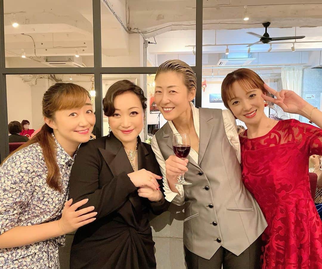 美乃杏花さんのインスタグラム写真 - (美乃杏花Instagram)「☆ 昨日は、宝塚へ💕  『Knight Voila』プレオープンのパーティーにお邪魔しました😃  『Knight Voila』は、6月1日〜本格的にオープンします！  マダムは紫鳳あけのさん❣️ 気配りが半端なく美しいマダム🥰 そしてナイトは汐美真帆さん❣️ 色気が半端なくカッコいいナイト🥰  これは大繁殖間違いなしだと思います🙌  お酒が飲めない私でもソフトドリンクを飲みに遊びに行きたいです😃💕  マダム＆ナイトのショータイムもとっても素敵でした😍  久しぶりに上級生の方ともお会いでき、楽しい時間となりました❤️❤️  皆様も宝塚へお越しの際には是非！ お昼は美味しいパンケーキを食べに『Cafe de Voila』へ🥞 夜は素敵なマダムとナイトのいる『Knight Voila』へ🥂 お立ち寄り下さいませ❤️❤️  #宝塚 #ナイトヴォアラ #プレオープン #カフェドヴォアラ #宝塚パンケーキ #バー  #宝塚グルメ #元宝塚歌劇団 #宝塚og #美乃杏花」5月29日 14時38分 - yoshinokyoka.81