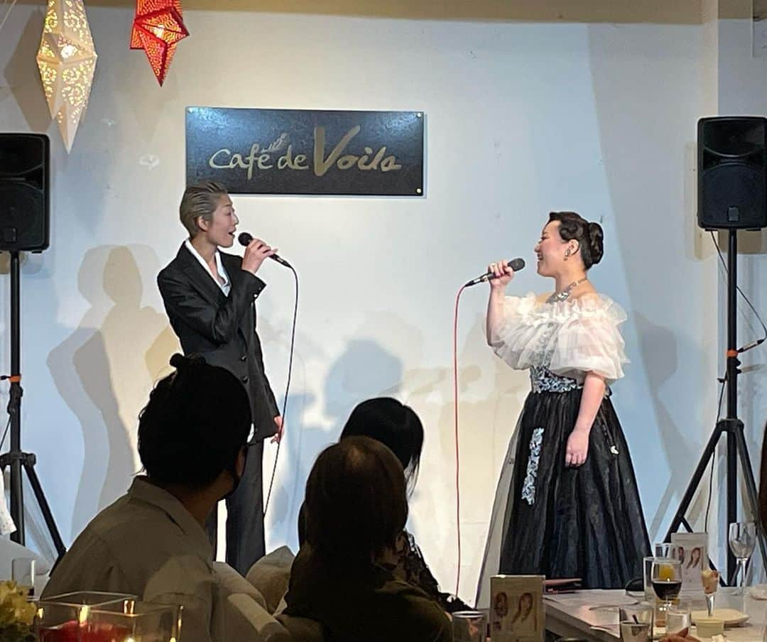 美乃杏花さんのインスタグラム写真 - (美乃杏花Instagram)「☆ 昨日は、宝塚へ💕  『Knight Voila』プレオープンのパーティーにお邪魔しました😃  『Knight Voila』は、6月1日〜本格的にオープンします！  マダムは紫鳳あけのさん❣️ 気配りが半端なく美しいマダム🥰 そしてナイトは汐美真帆さん❣️ 色気が半端なくカッコいいナイト🥰  これは大繁殖間違いなしだと思います🙌  お酒が飲めない私でもソフトドリンクを飲みに遊びに行きたいです😃💕  マダム＆ナイトのショータイムもとっても素敵でした😍  久しぶりに上級生の方ともお会いでき、楽しい時間となりました❤️❤️  皆様も宝塚へお越しの際には是非！ お昼は美味しいパンケーキを食べに『Cafe de Voila』へ🥞 夜は素敵なマダムとナイトのいる『Knight Voila』へ🥂 お立ち寄り下さいませ❤️❤️  #宝塚 #ナイトヴォアラ #プレオープン #カフェドヴォアラ #宝塚パンケーキ #バー  #宝塚グルメ #元宝塚歌劇団 #宝塚og #美乃杏花」5月29日 14時38分 - yoshinokyoka.81