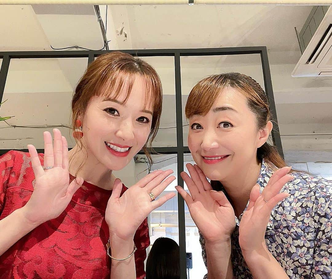 美乃杏花さんのインスタグラム写真 - (美乃杏花Instagram)「☆ 昨日は、宝塚へ💕  『Knight Voila』プレオープンのパーティーにお邪魔しました😃  『Knight Voila』は、6月1日〜本格的にオープンします！  マダムは紫鳳あけのさん❣️ 気配りが半端なく美しいマダム🥰 そしてナイトは汐美真帆さん❣️ 色気が半端なくカッコいいナイト🥰  これは大繁殖間違いなしだと思います🙌  お酒が飲めない私でもソフトドリンクを飲みに遊びに行きたいです😃💕  マダム＆ナイトのショータイムもとっても素敵でした😍  久しぶりに上級生の方ともお会いでき、楽しい時間となりました❤️❤️  皆様も宝塚へお越しの際には是非！ お昼は美味しいパンケーキを食べに『Cafe de Voila』へ🥞 夜は素敵なマダムとナイトのいる『Knight Voila』へ🥂 お立ち寄り下さいませ❤️❤️  #宝塚 #ナイトヴォアラ #プレオープン #カフェドヴォアラ #宝塚パンケーキ #バー  #宝塚グルメ #元宝塚歌劇団 #宝塚og #美乃杏花」5月29日 14時38分 - yoshinokyoka.81